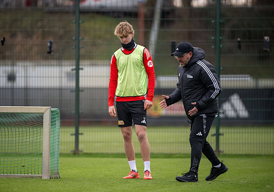 Steffen Baumgart (53), Cheftrainer des 1. FC Union, muss in den nächsten zwei Spielen auf Verteidiger Tom Rothe (20) verzichten.