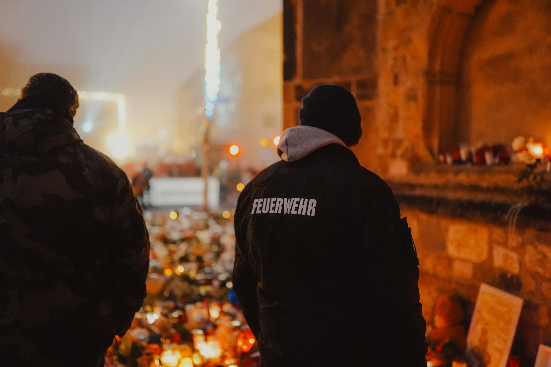 Auch über die Weihnachtsfeiertage kommen weiterhin viele Menschen zur Johanniskirche, um den Opfern zu gedenken.