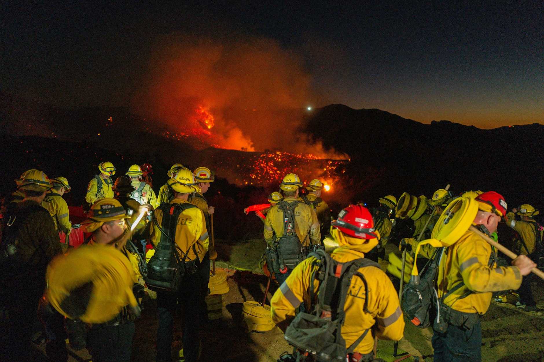 Feuerwehrleute kämpfen gegen das Palisades-Feuer im Raum Los Angeles.