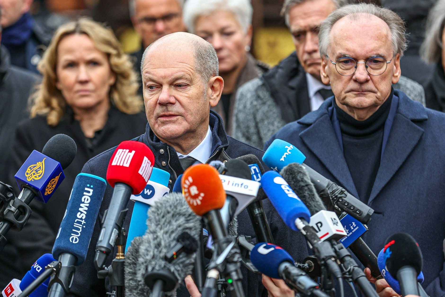 Statement von Olaf Scholz in Magdeburg. Rechts daneben: Reiner Haseloff, Ministerpräsident Sachsen-Anhalts, links daneben: Steffi Lemke, Bundesministerin für Umwelt, Naturschutz und Reaktorsicherheit.