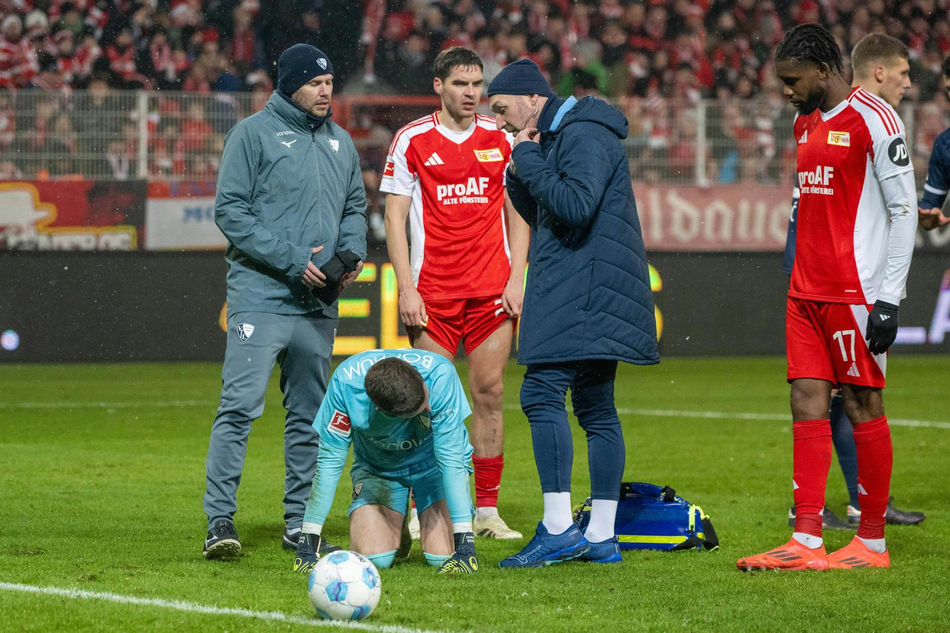 Bochums Torhüter Patrick Drewes war nach Aussage des Vereinsarztes nach dem Feuerzeug-Wurf eines Fans des 1. FC Union nicht mehr in der Lage, weiterzuspielen.