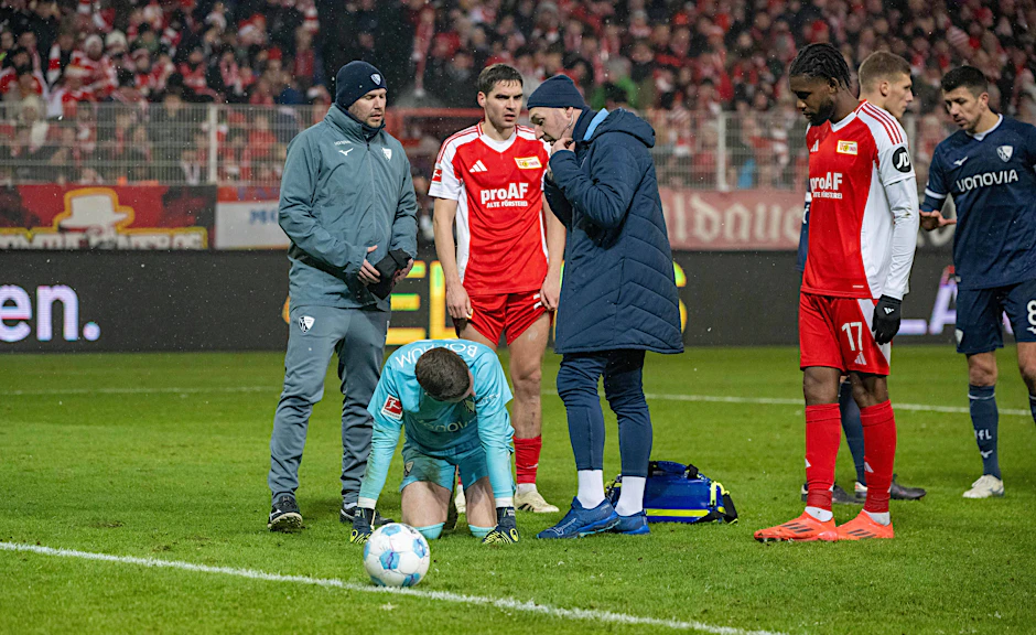 Bochums Torhüter Patrick Drewes war nach Aussage des Vereinsarztes nach dem Feuerzeug-Wurf eines Fans des 1. FC Union nicht mehr in der Lage, weiterzuspielen.