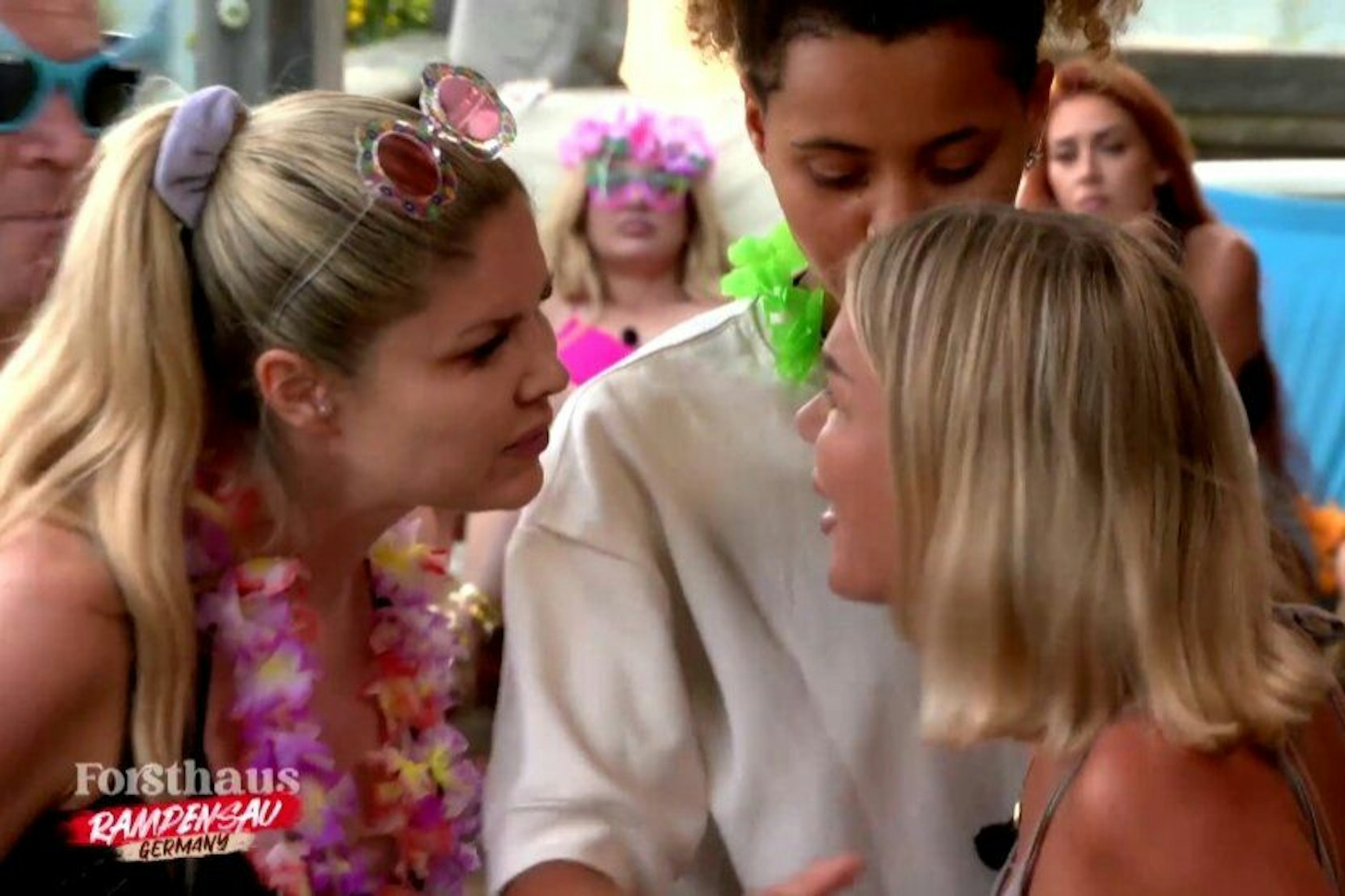 Yvonne Woelke und Emmy Russ schreien sich im „Forsthaus Rampensau“ an.