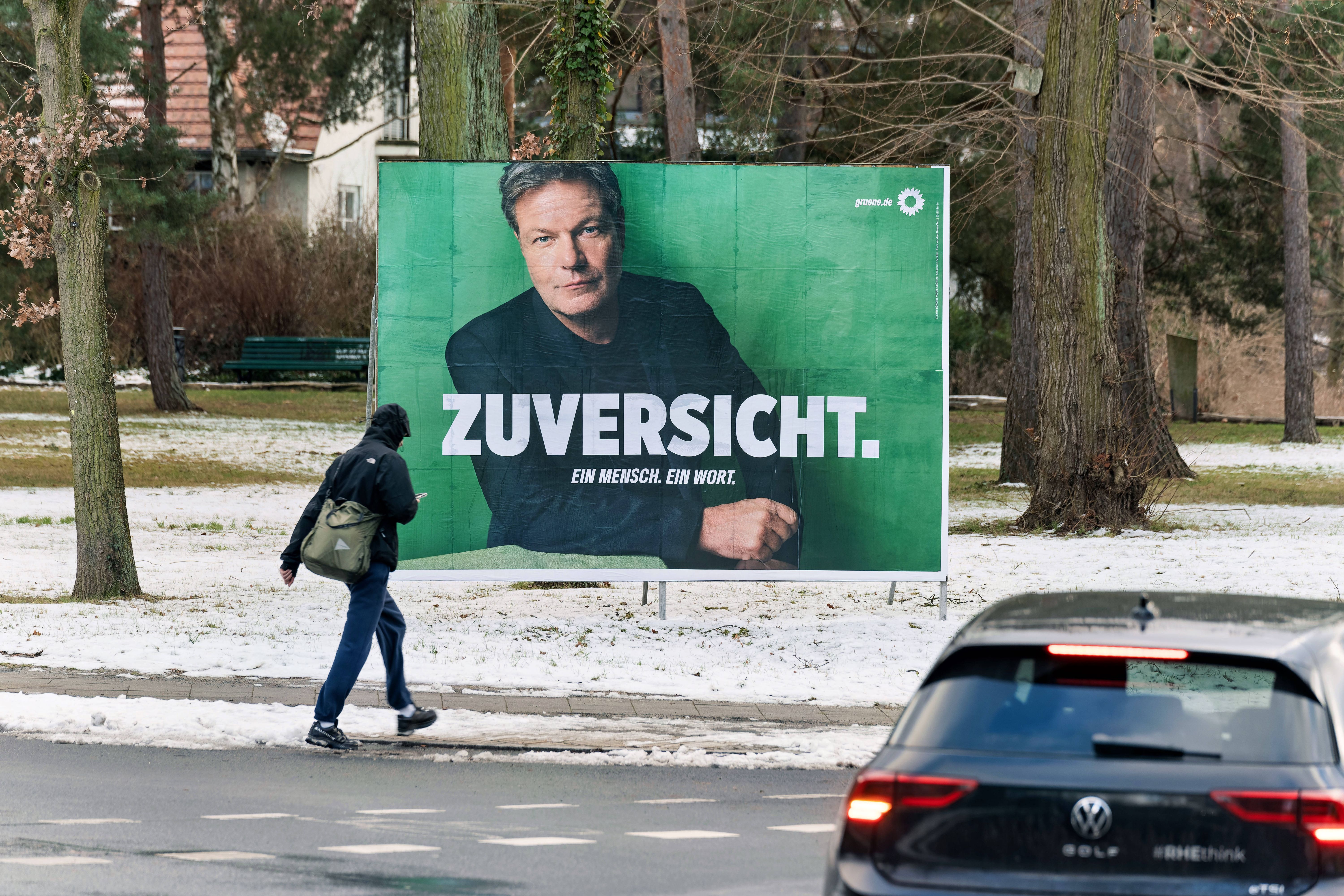 Habeck mit Schlafzimmerblick, Weidel ohne Radau: Stilkritik der Wahlplakate