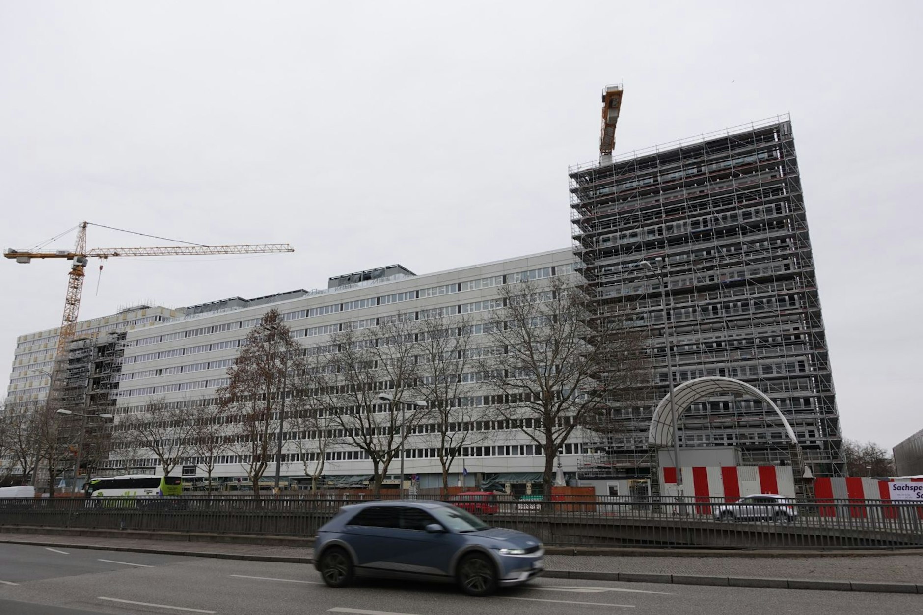 Das Haus zur Karl-Marx-Allee ist noch eingerüstet, der Querriegel zur Otto-Braun-Straße ist fertig: Bald erwacht wieder das Leben im alten Haus der Statistik.