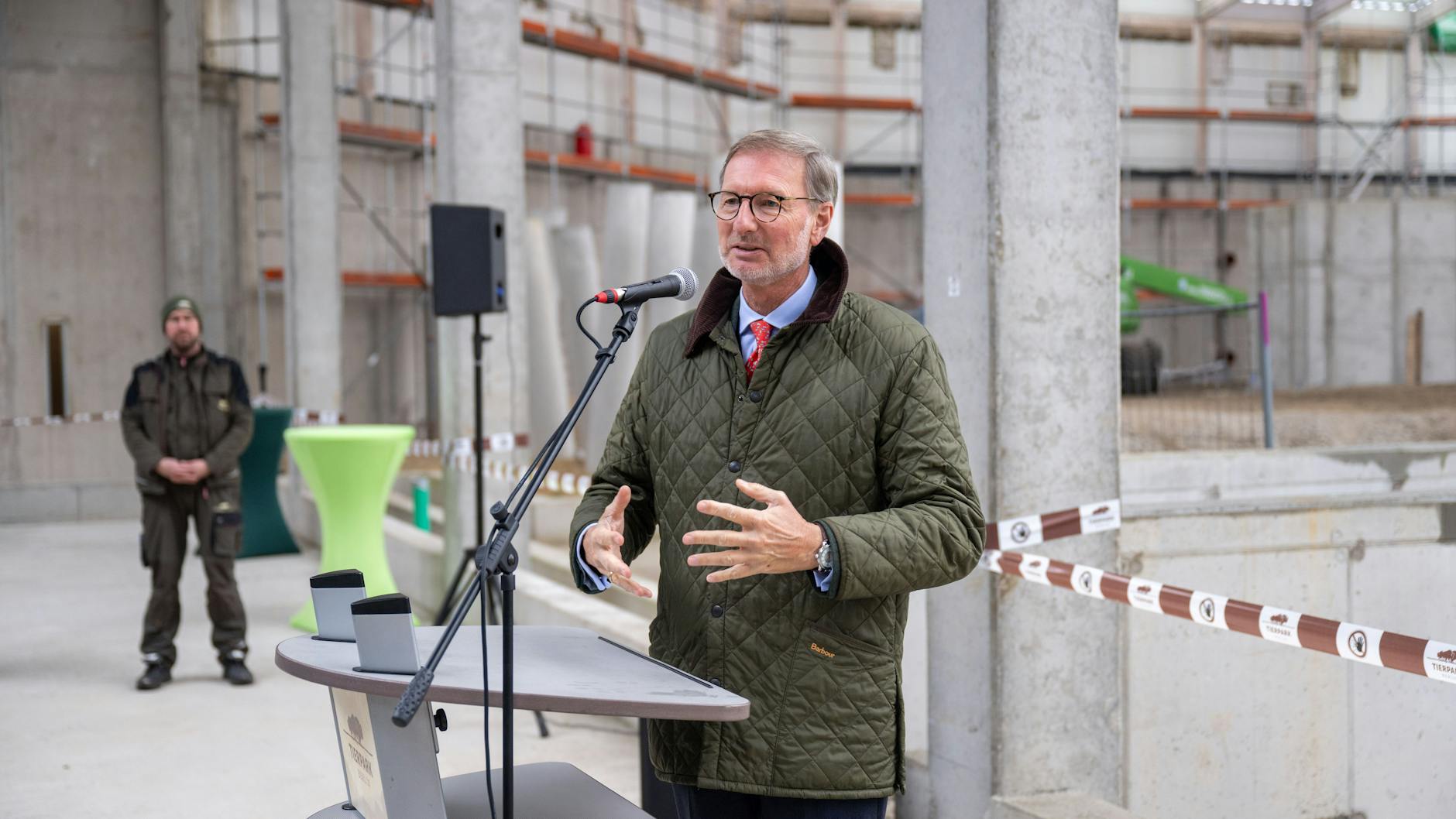 Tierpark-Direktor Andreas Knieriem beim Richtfest des neuen Elefantenhauses. Die Arbeiten sind trotz der wirtschaftlichen ernsten Lage des Tierparks nicht bedroht.