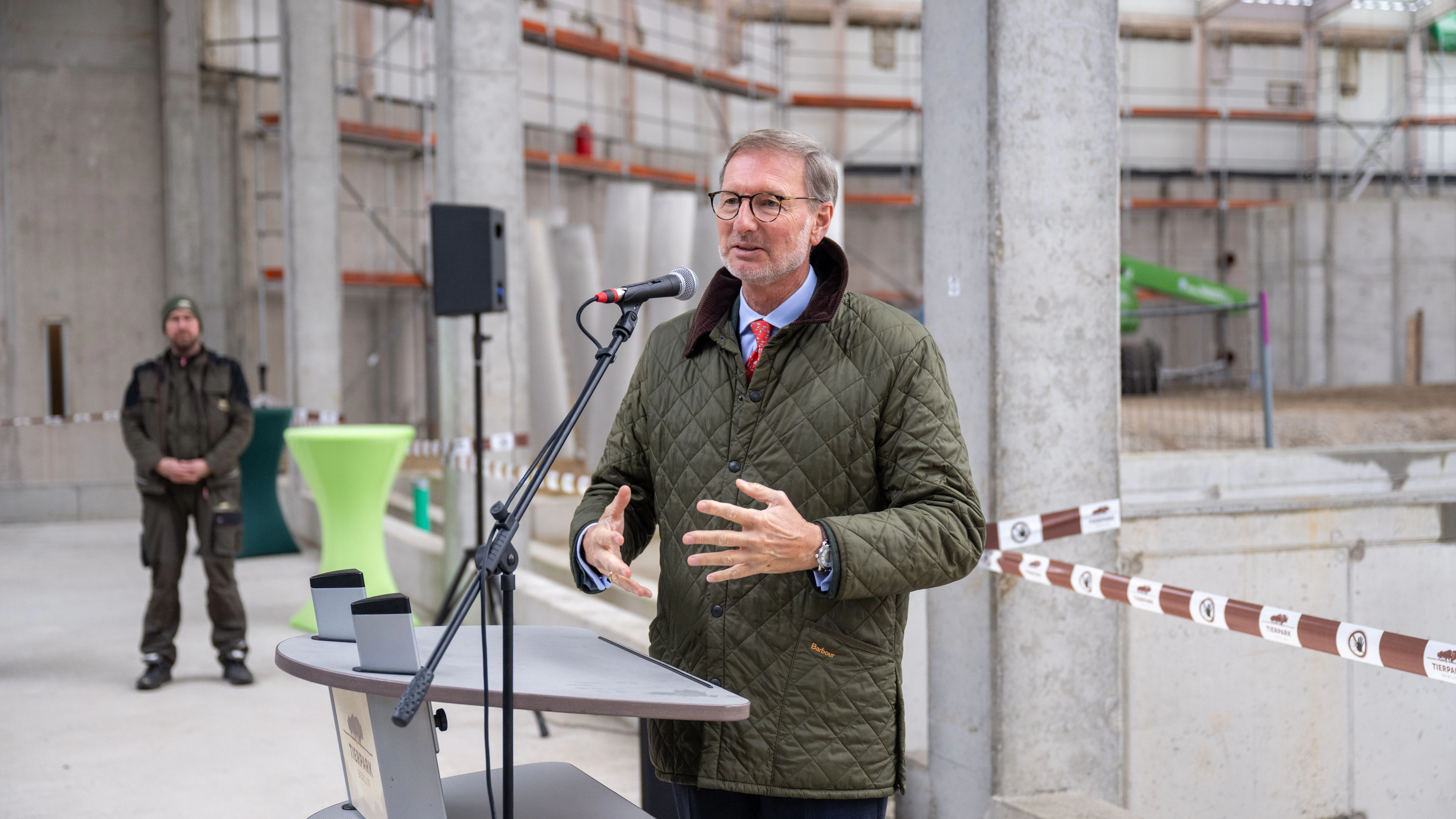 Tierpark-Direktor Andreas Knieriem beim Richtfest des neuen Elefantenhauses. Die Arbeiten sind trotz der wirtschaftlichen ernsten Lage des Tierparks nicht bedroht.