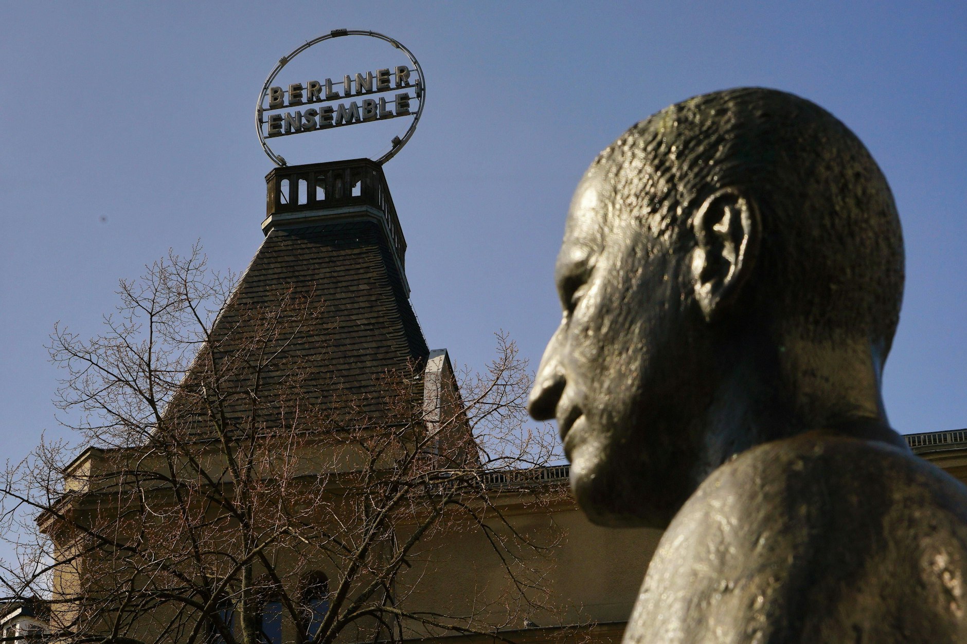 Das Berliner Ensemble wird kurzfristig zum Hotel.