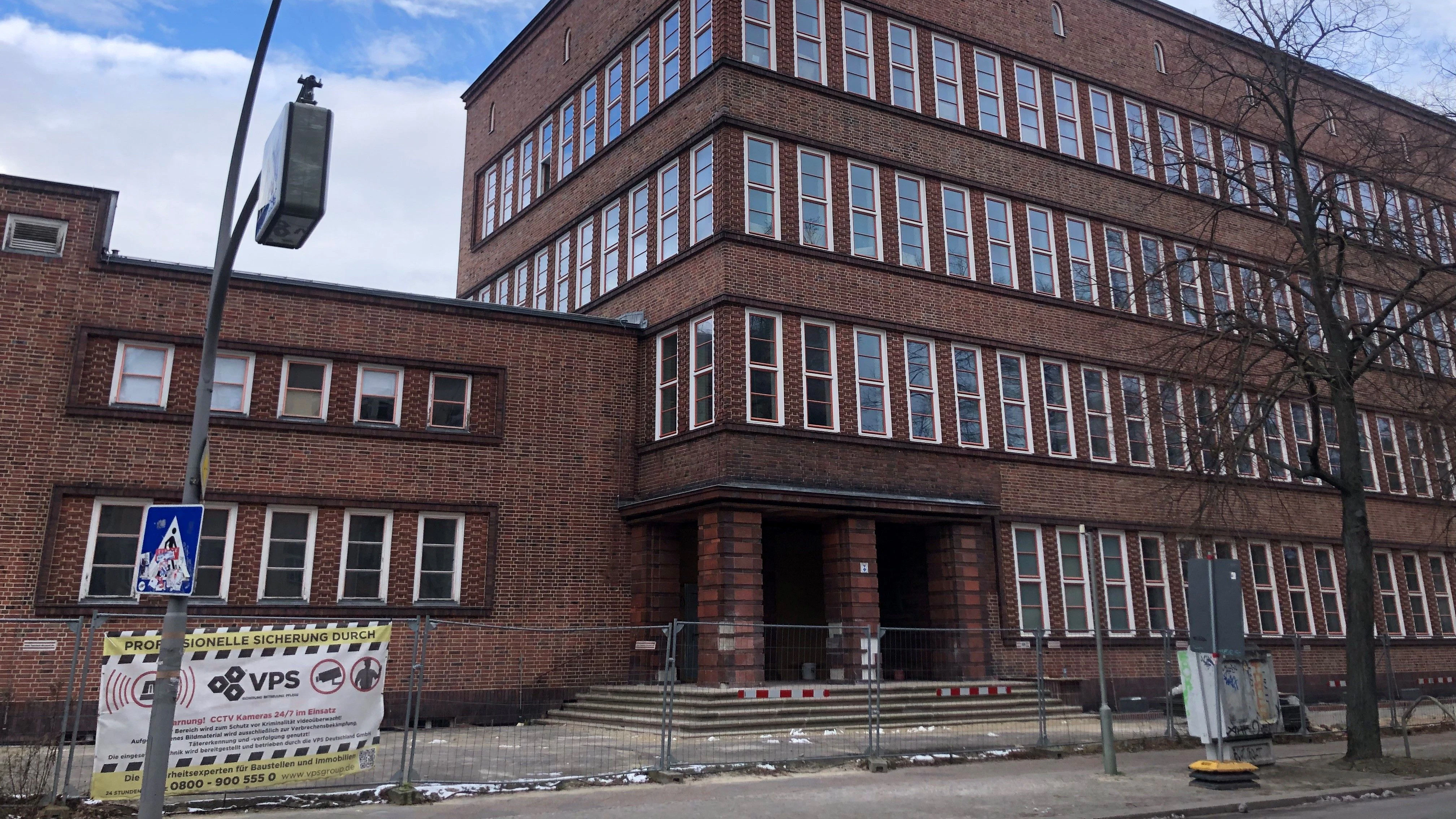 Neue Fenster sind schon eingebaut, nun muss der Innenausbau fertig werden.