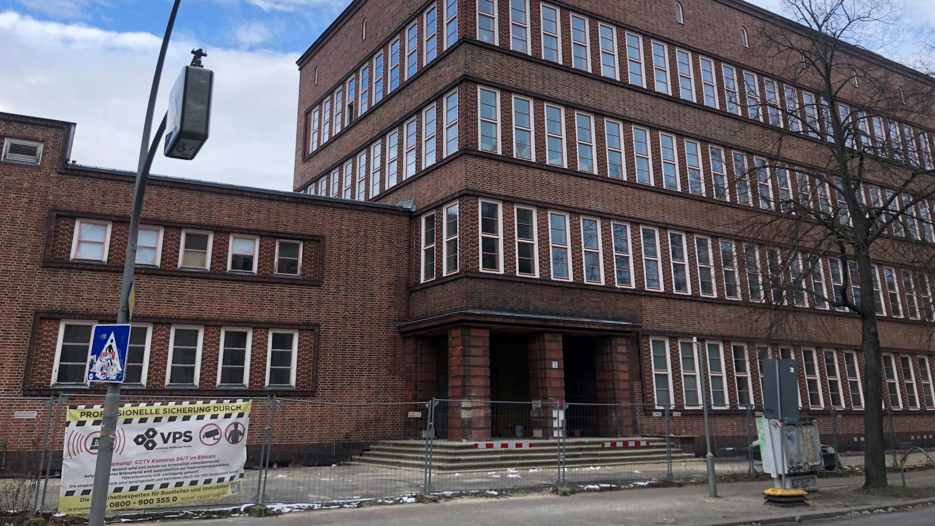 Neue Fenster sind schon eingebaut, nun muss der Innenausbau fertig werden.