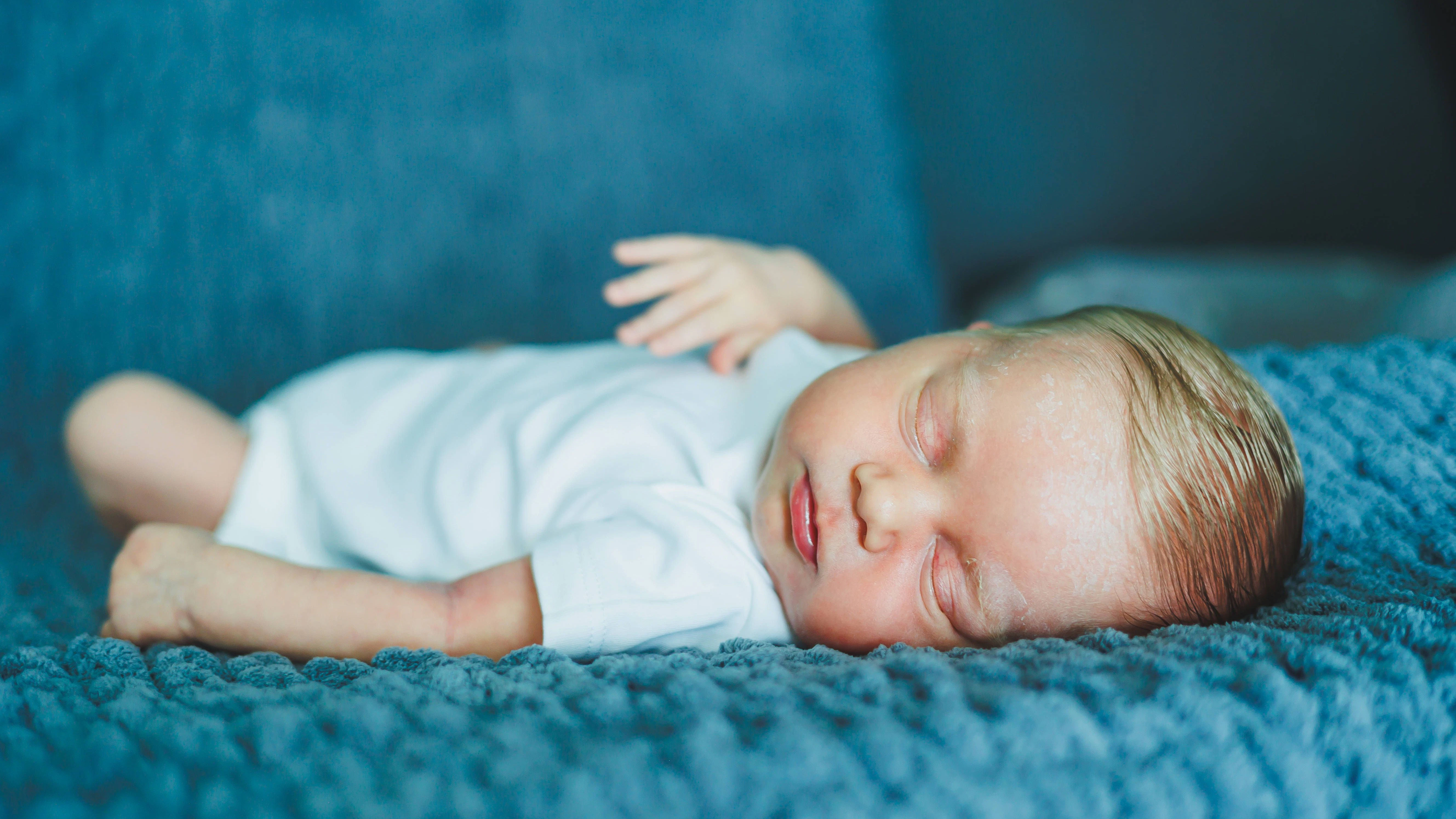 Babys brauchen noch wesentlich mehr Schlaf als Erwachsene - je älter man wird, desto weniger Schlaf wird benötigt.