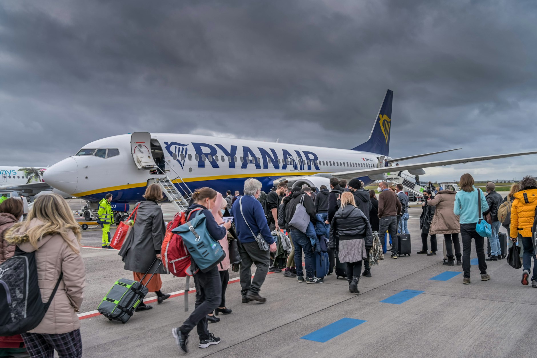Passagiere besteigen ein Ryanair-Flugzeug.