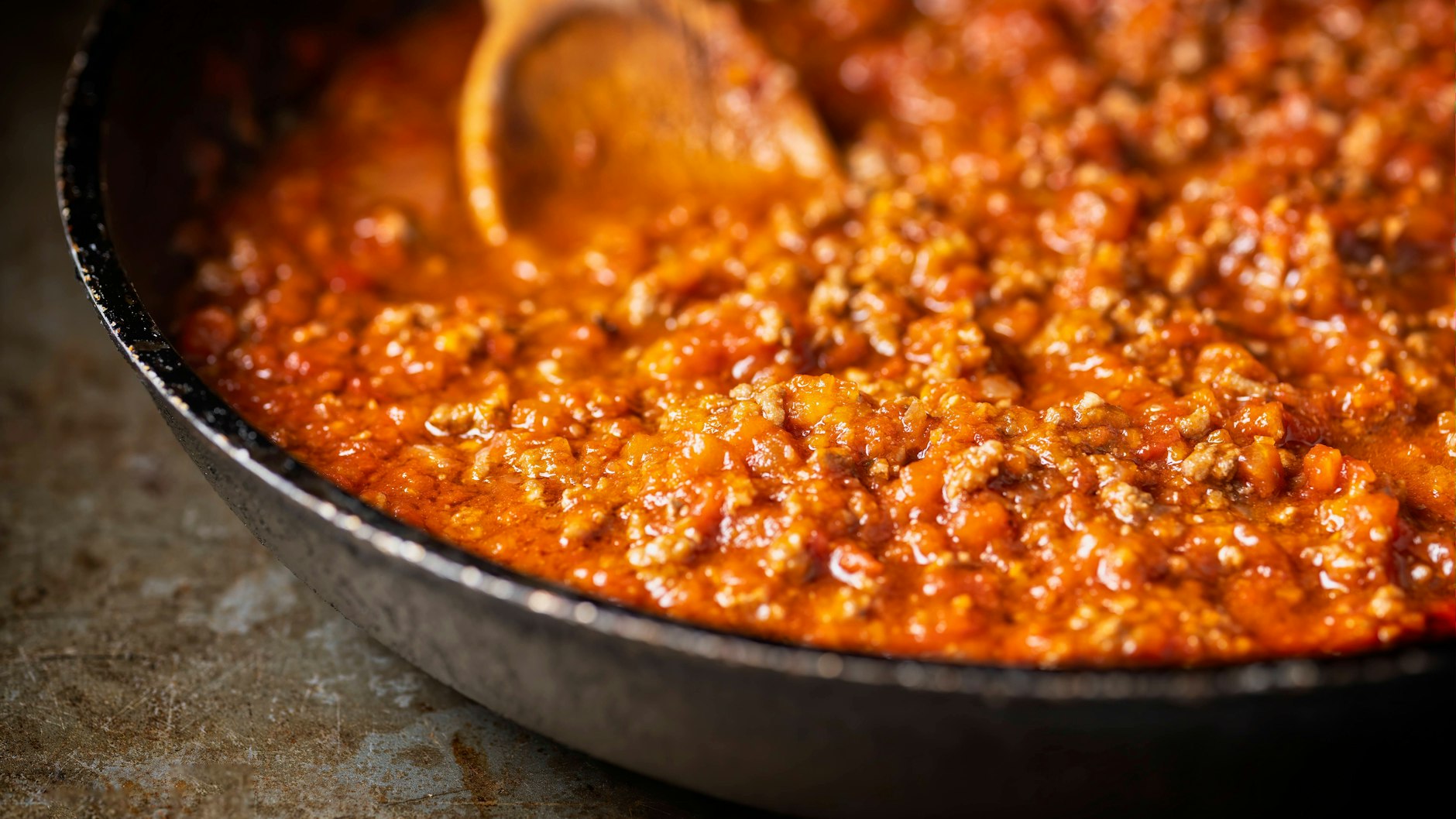 Wie bei der Bolognese wird bei der türkischen Pasta das Hackfleisch mit den Tomaten geköchelt.