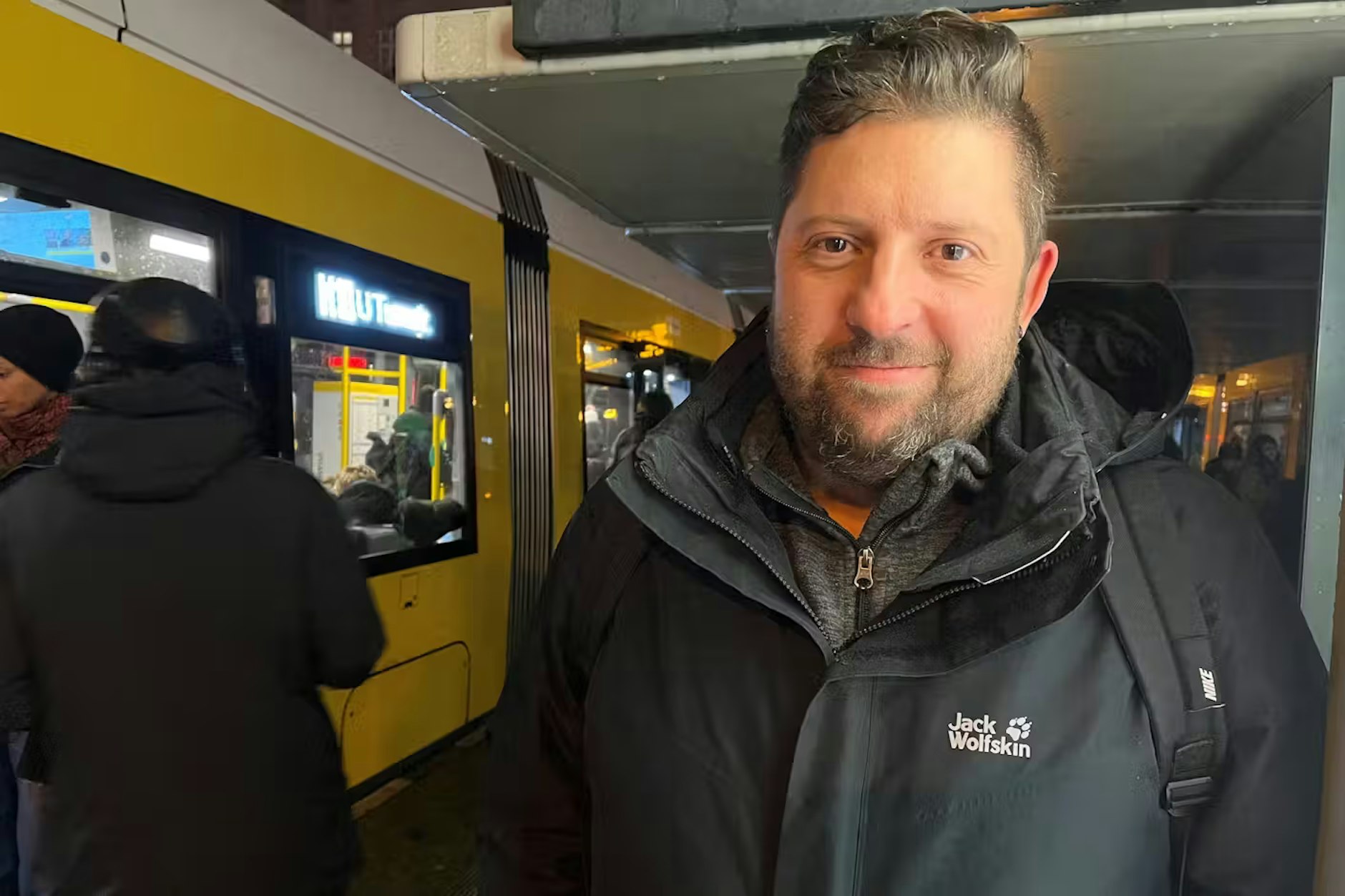 BVG-Mitarbeiter und Straßenbahnfahrer Manuel von Stubenrauch spricht über den angedrohten Streik.