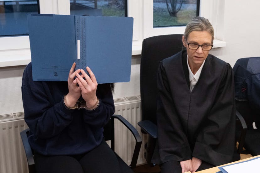 Die Angeklagte (li.) neben ihrer Pflichtverteidigerin im Gerichtssaal in Stralsund. Die 17-Jährige soll heimtückisch einen Mann (59) ermordet haben.