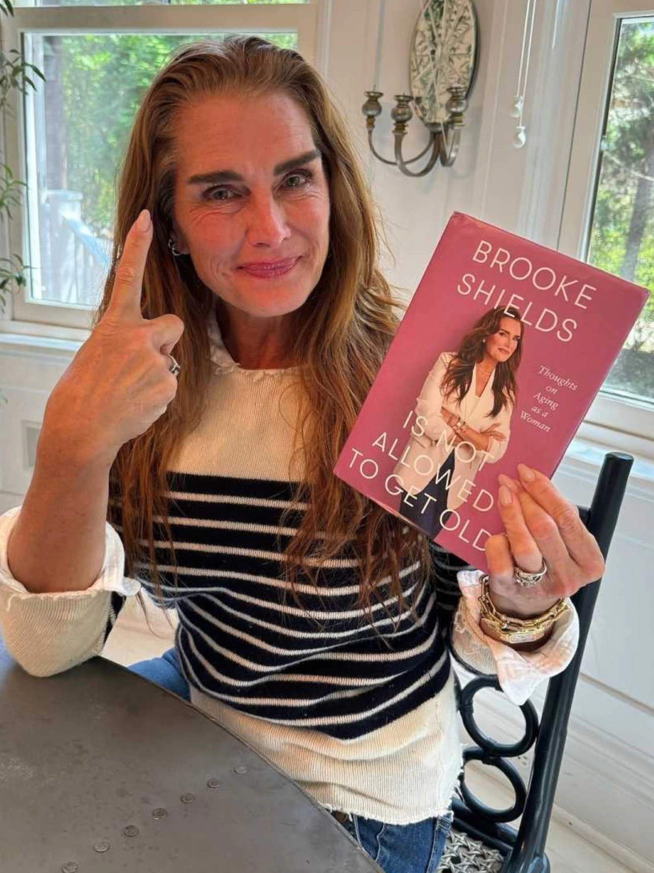 „Älter werden nicht erlaubt.“ Brooke Shields zeigt auf Instagram ihr Buch – und steht zu ihren Falten.