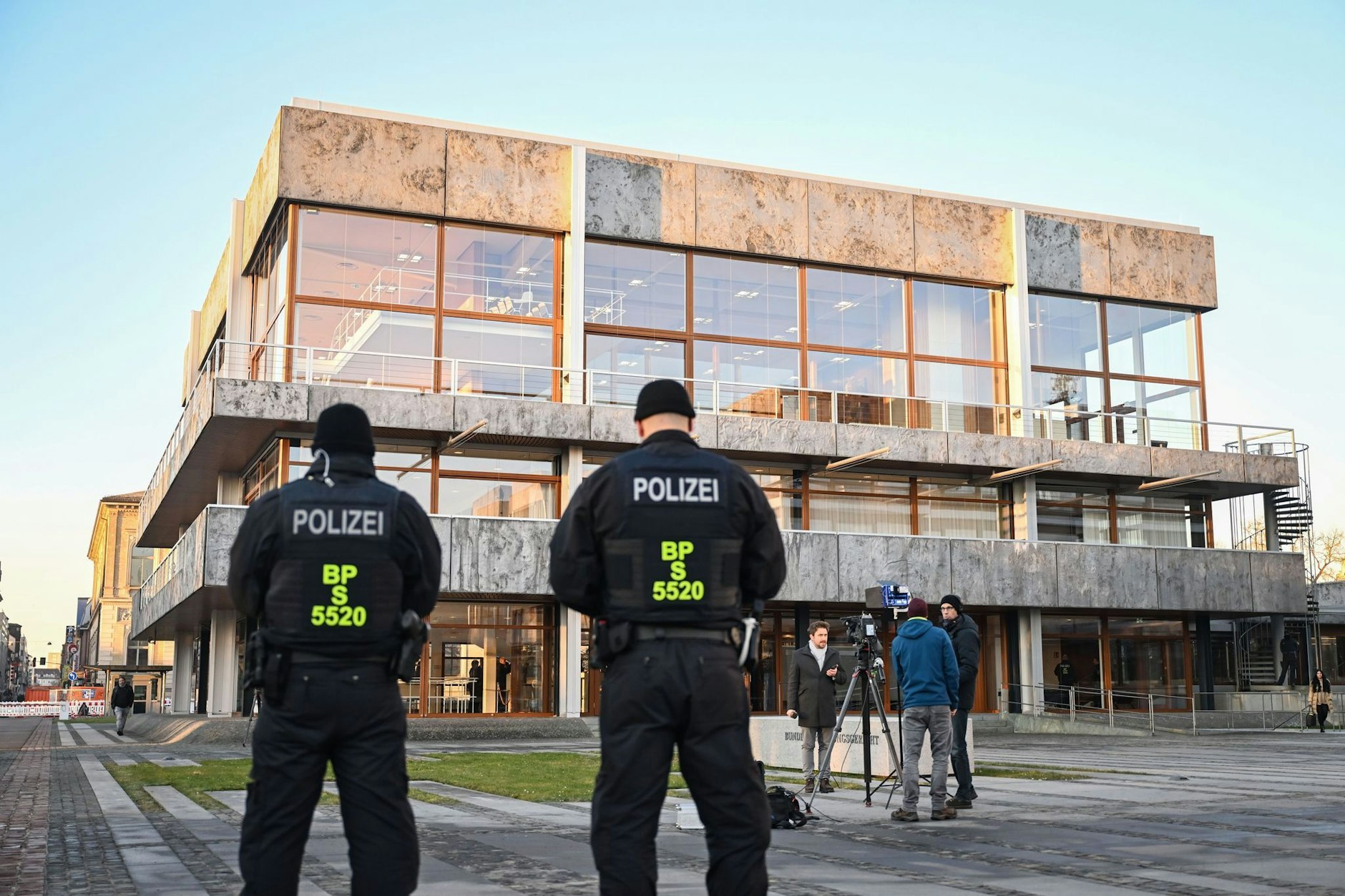 Polizisten stehen vor dem Gebäude des Bundesverfassungsgerichts.