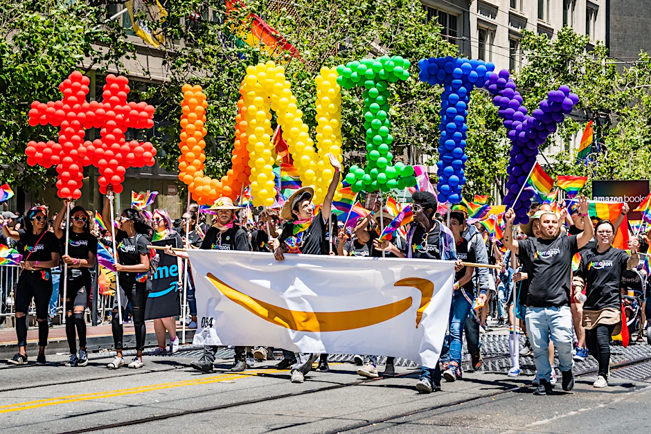 Da war’s noch bunt: LGBT-Mitarbeiter des Versandhändlers fungierten unter dem Titel „Glamazon“ bei einer Pride Parade 2019.