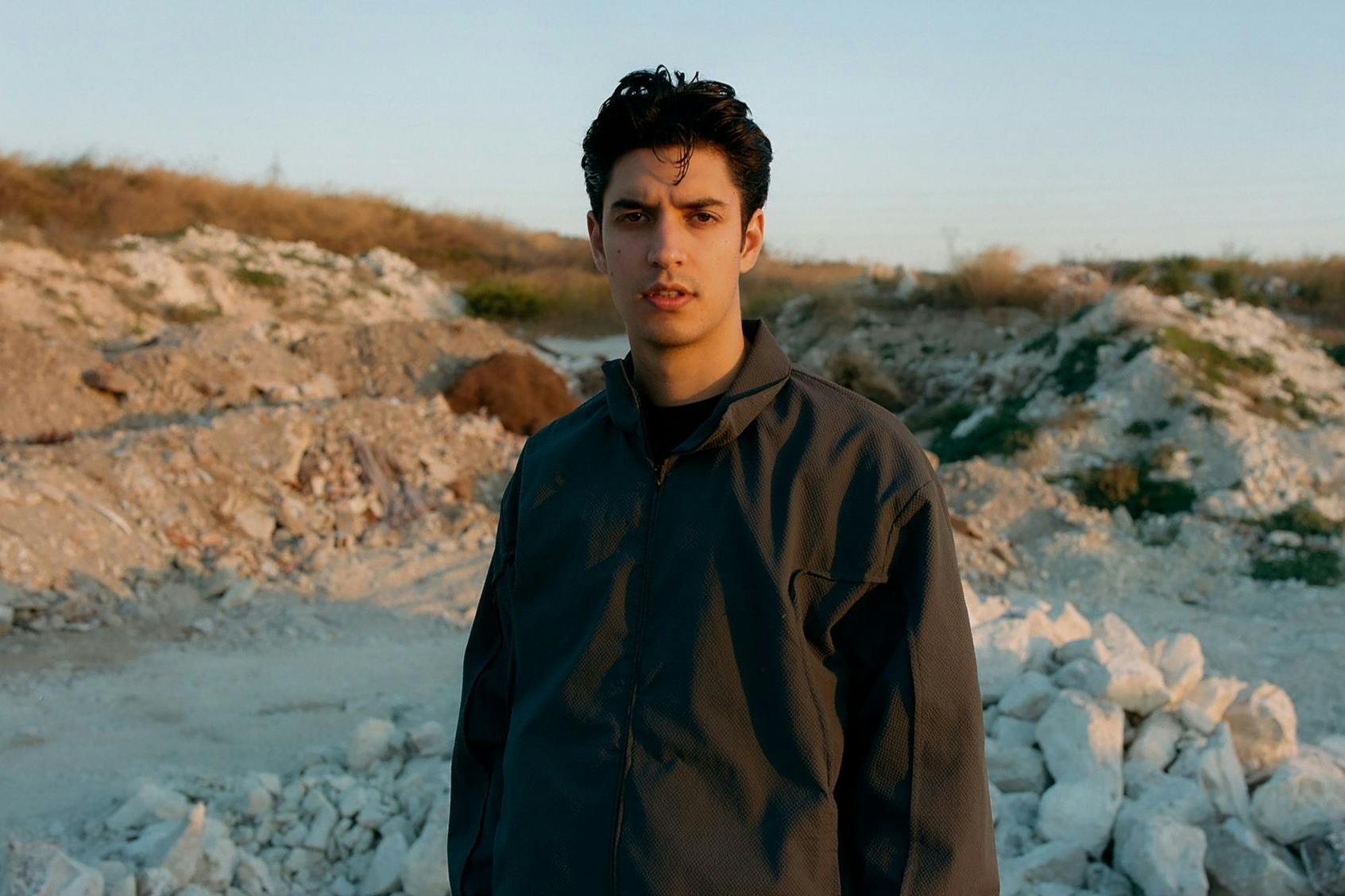 Rapper Apsilon steht in der Natur.