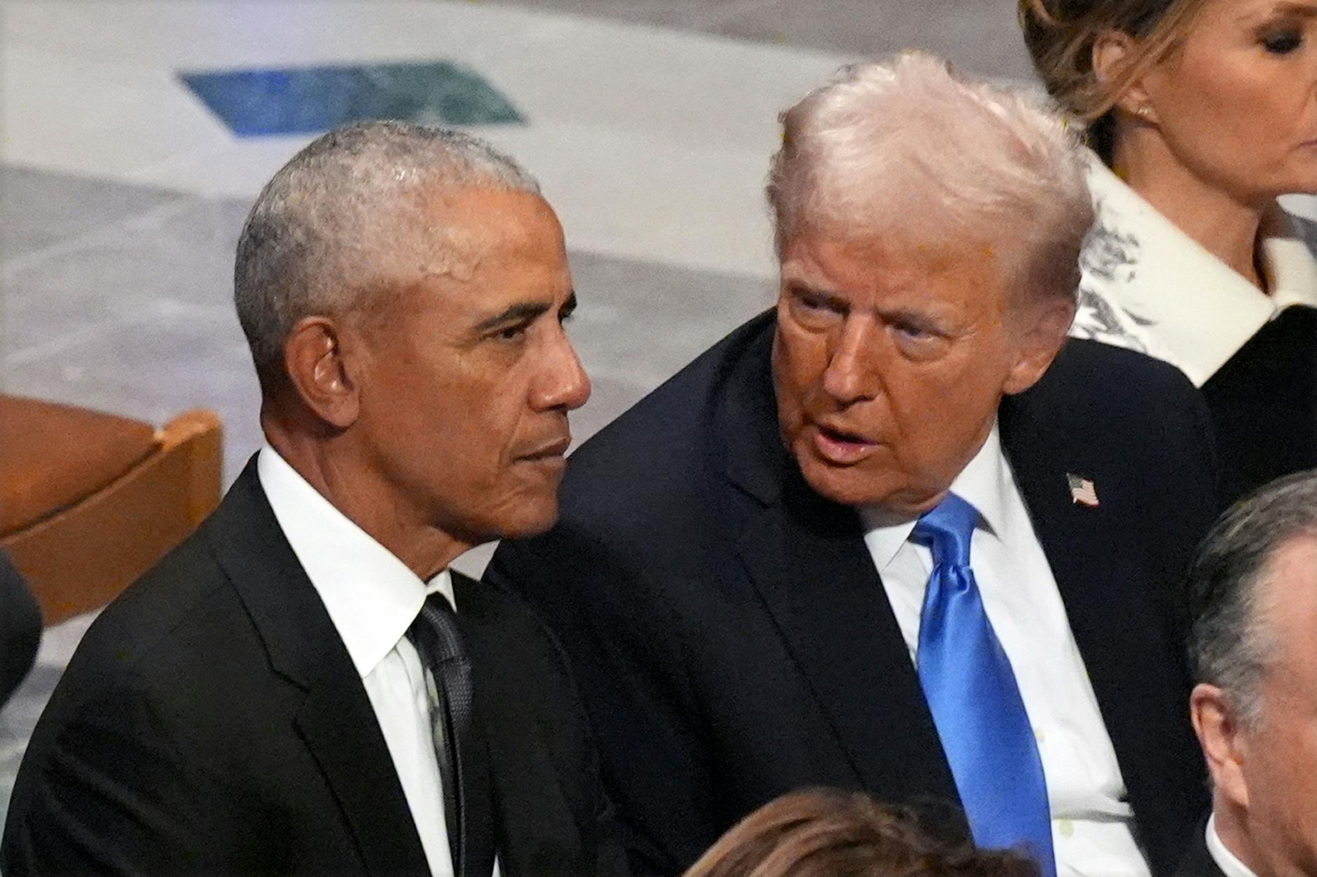 Der ehemalige Präsident Barack Obama spricht mit dem designierten Präsidenten Donald Trump vor dem Staatsbegräbnis für den ehemaligen Präsidenten Jimmy Carter.