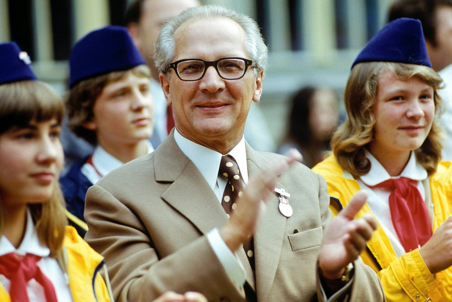 Viele Witze aus der DDR drehen sich um ihn: Erich Honecker. Doch auch andere Themen wurden in der DDR mit einer ordentlichen Portion Humor behandelt.