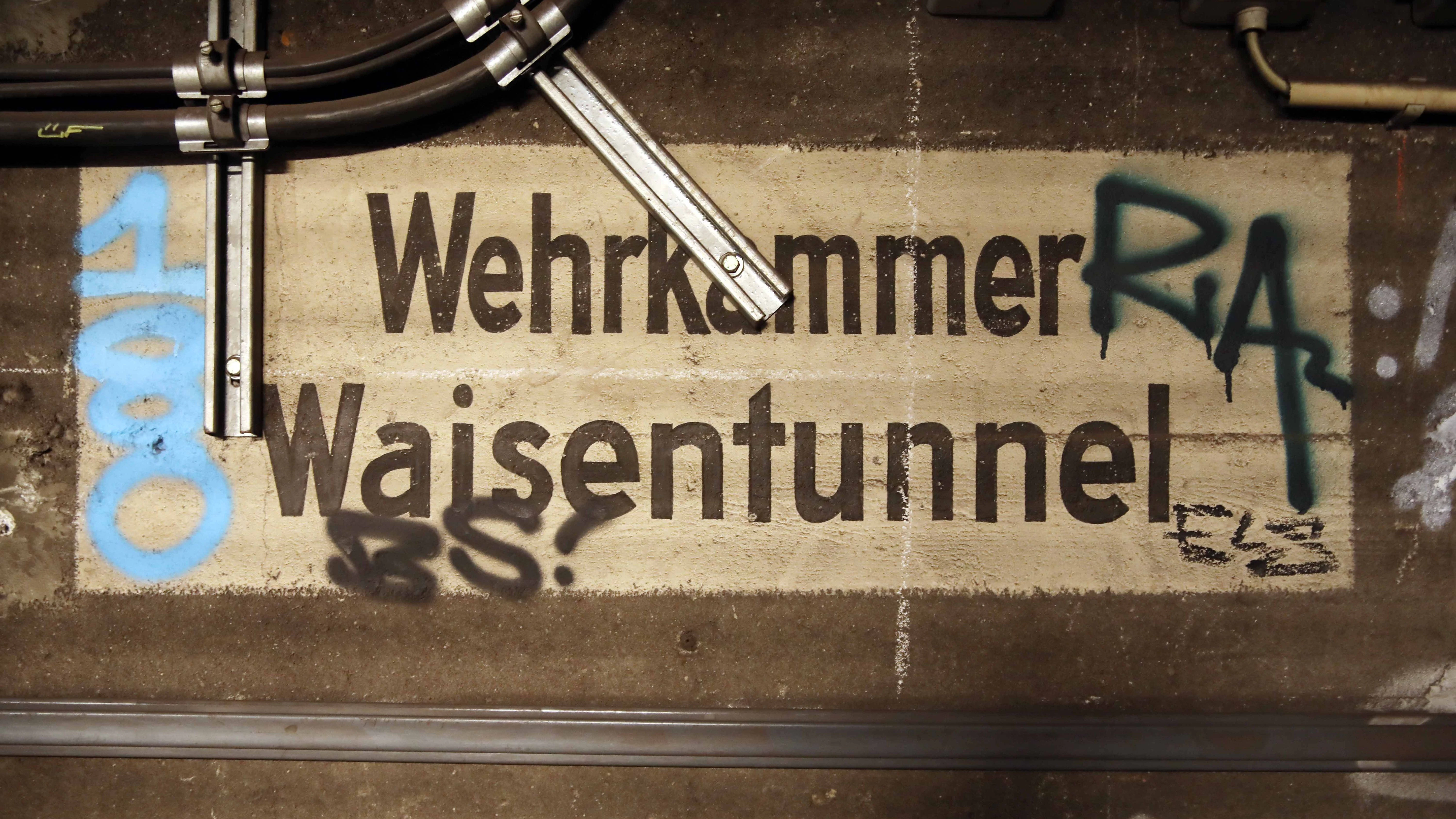 Schilder im Waisentunnel erinnern an längst vergangene Zeiten.