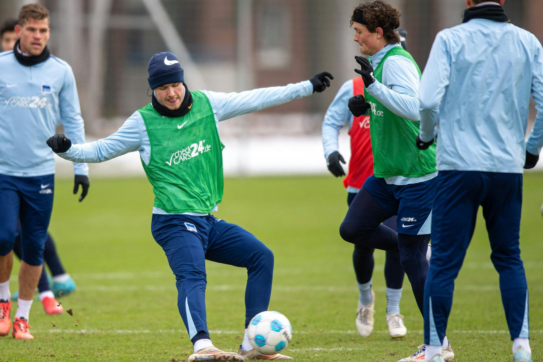 Linus Gechter (l.) und Fabian Reese fallen auf dem Schenckendorffplatz beim Training von Hertha BSC im grünen Hemd sofort ins Auge.