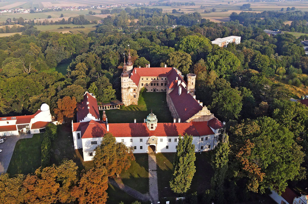 Polnische Stadt bietet Elon Musk Schloss für seinen europäischen Hauptsitz an