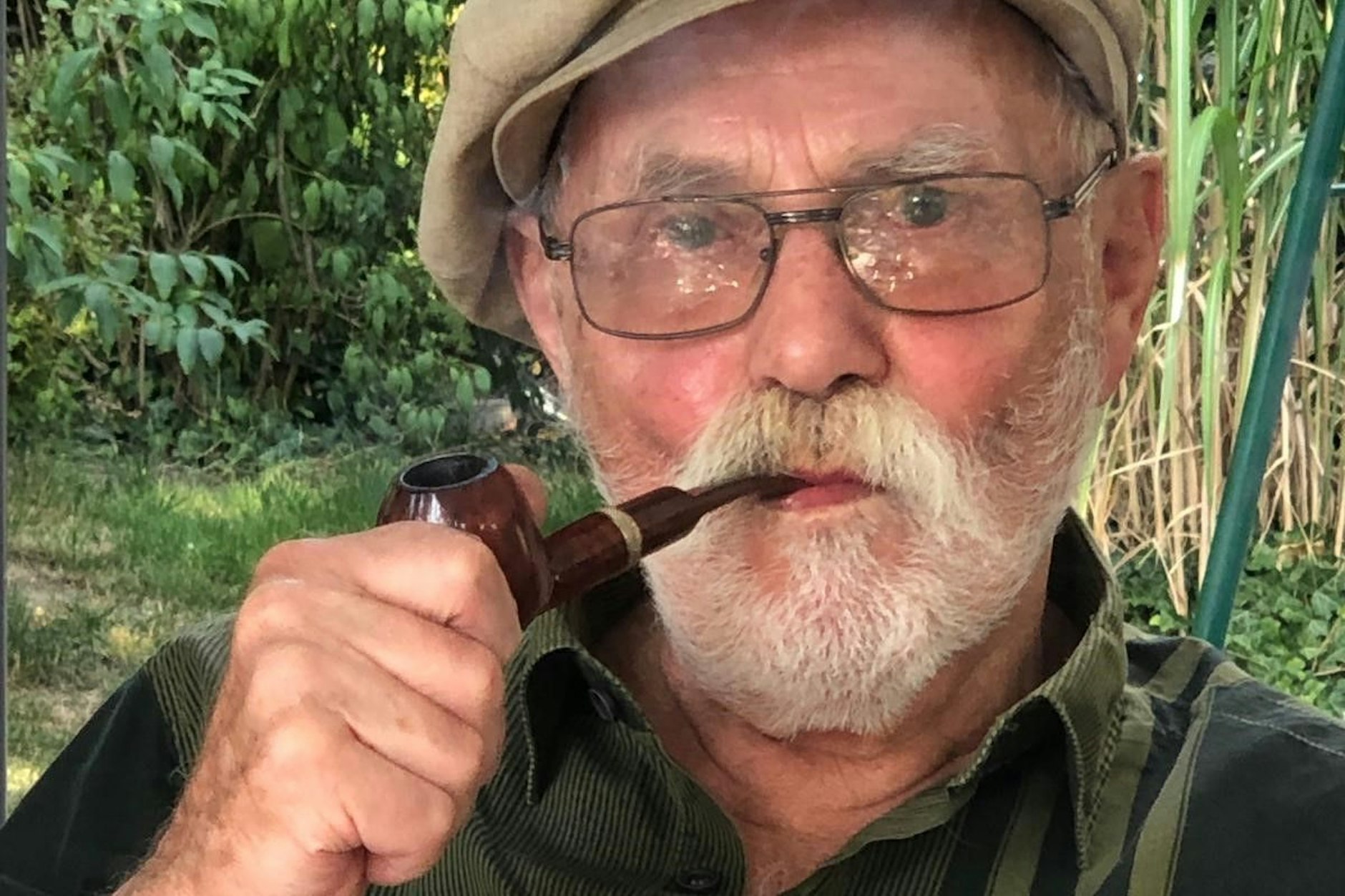 KURIER-Fotograf Volkhard Kühl: Bart, Mütze und Pfeife waren sein Markenzeichen. Am 12. Januar ist er im Alter von 91 Jahren gestorben.