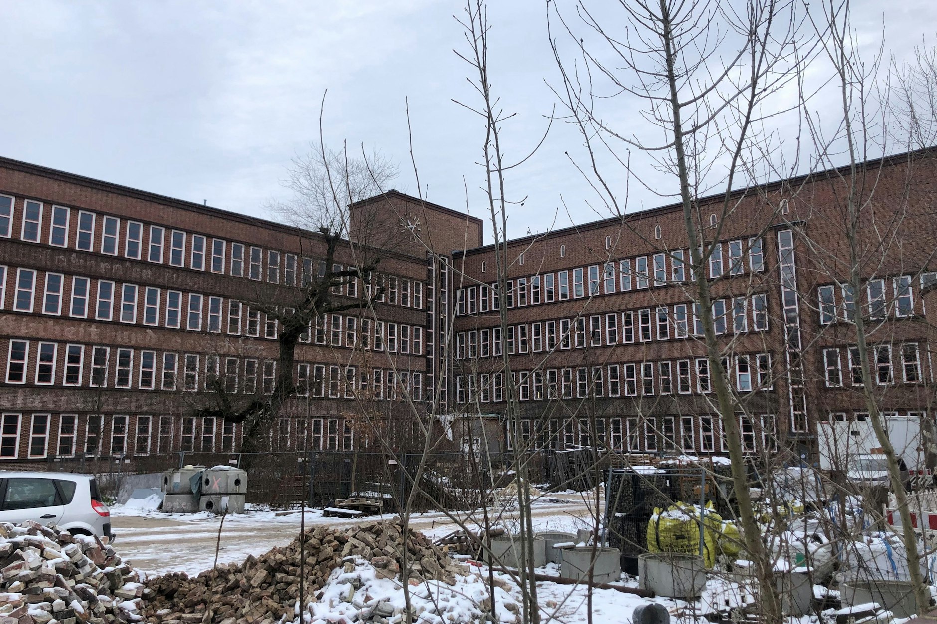 Auf dem Schulhof lagert Material, die Außenanlagen der Grundschule am Weißen See sind noch lange nicht fertig