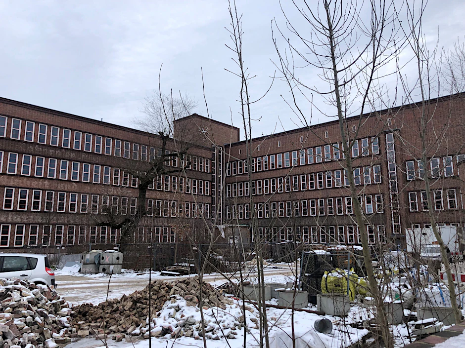 Auf dem Schulhof lagert Material, die Außenanlagen der Grundschule am Weißen See sind noch lange nicht fertig