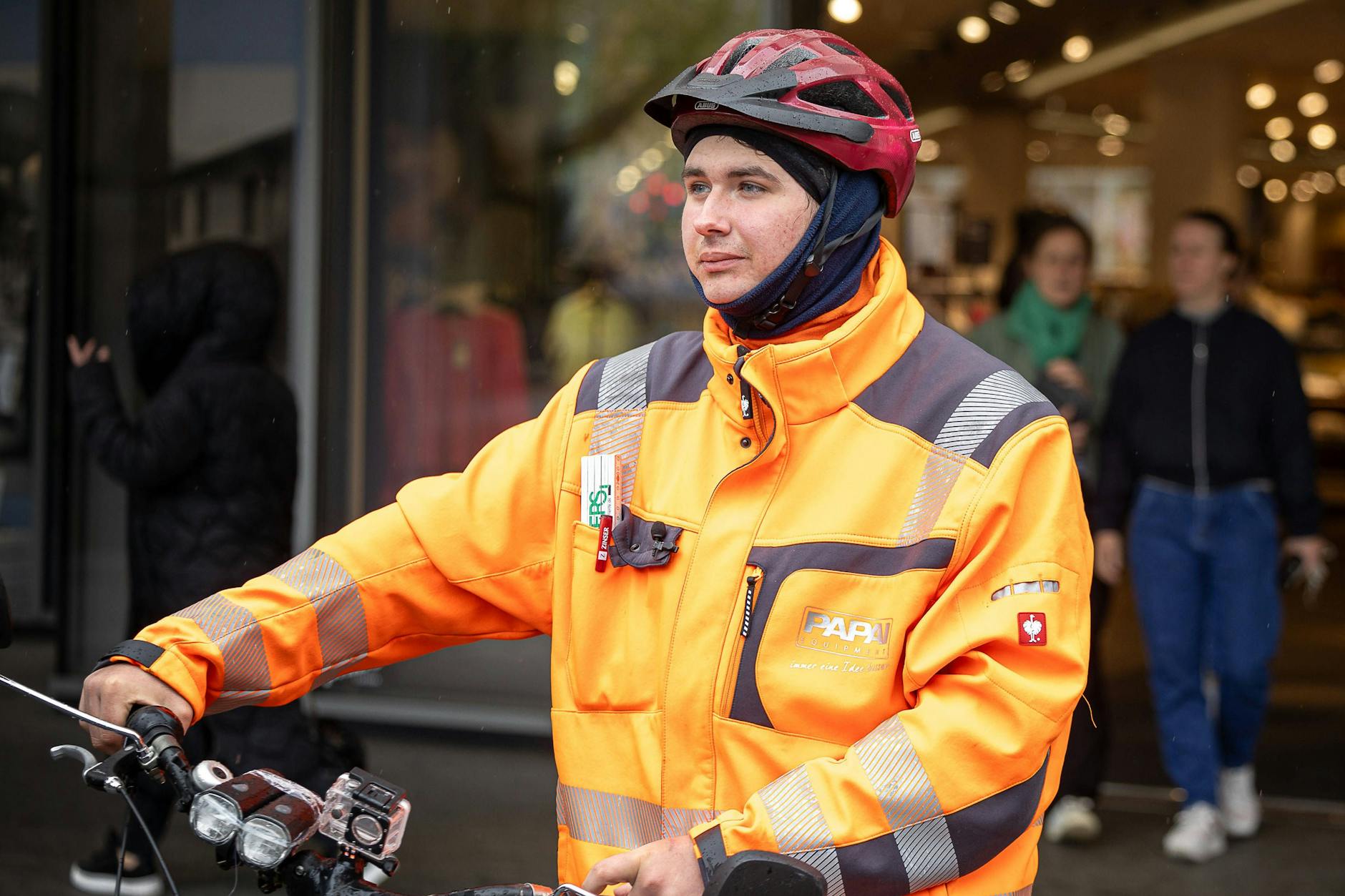 Niclas M. meldet unter dem Namen Anzeigenhauptmeister Falschparker in ganz Deutschland an die Behörden.
