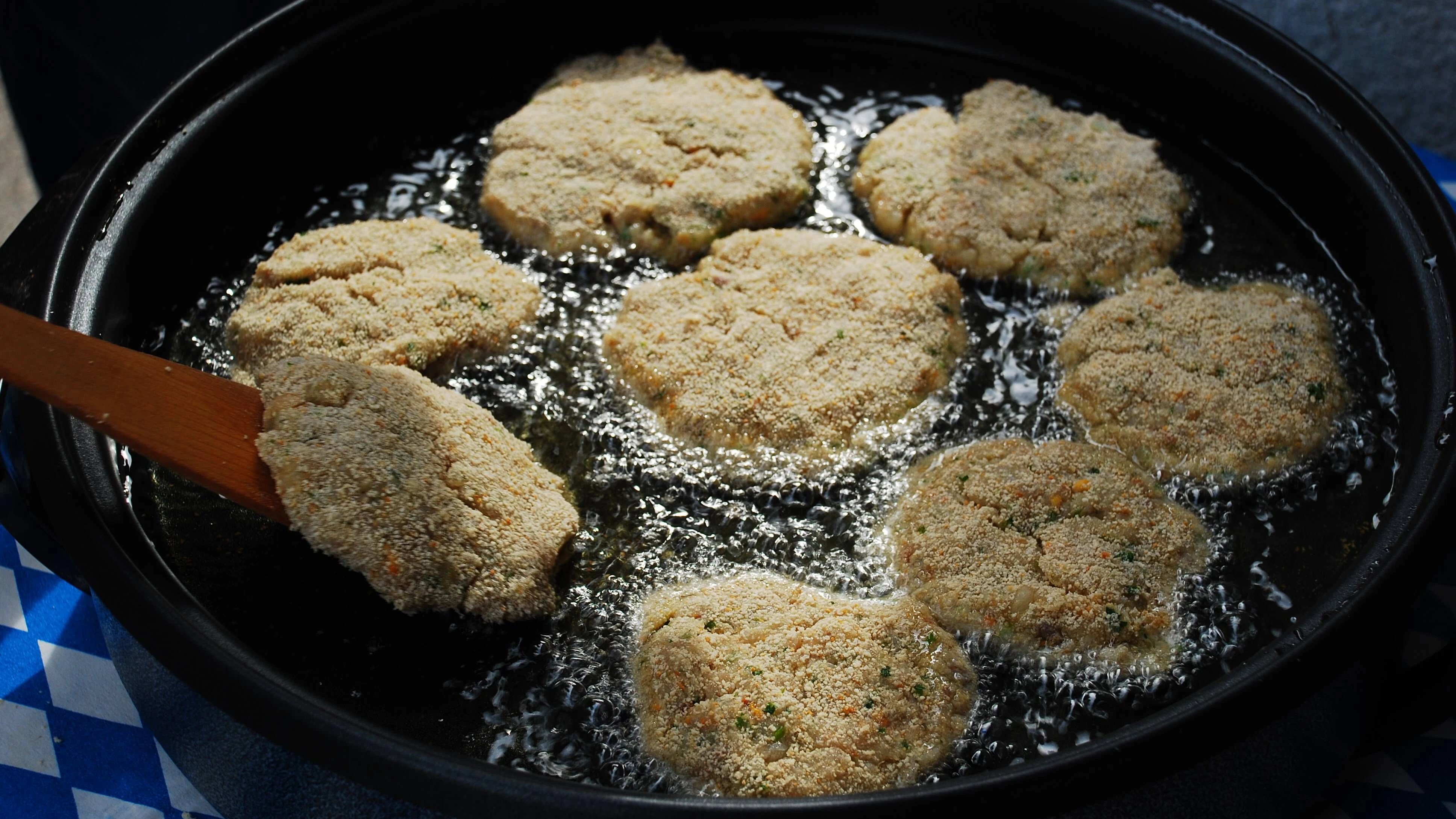 Richtig knusprig werden die Fischbouletten, wenn Sie sie vor dem Anbraten in der Pfanne in Paniermehl wenden. Das Rezept ist aber auch ohne diese Panade einfach toll.