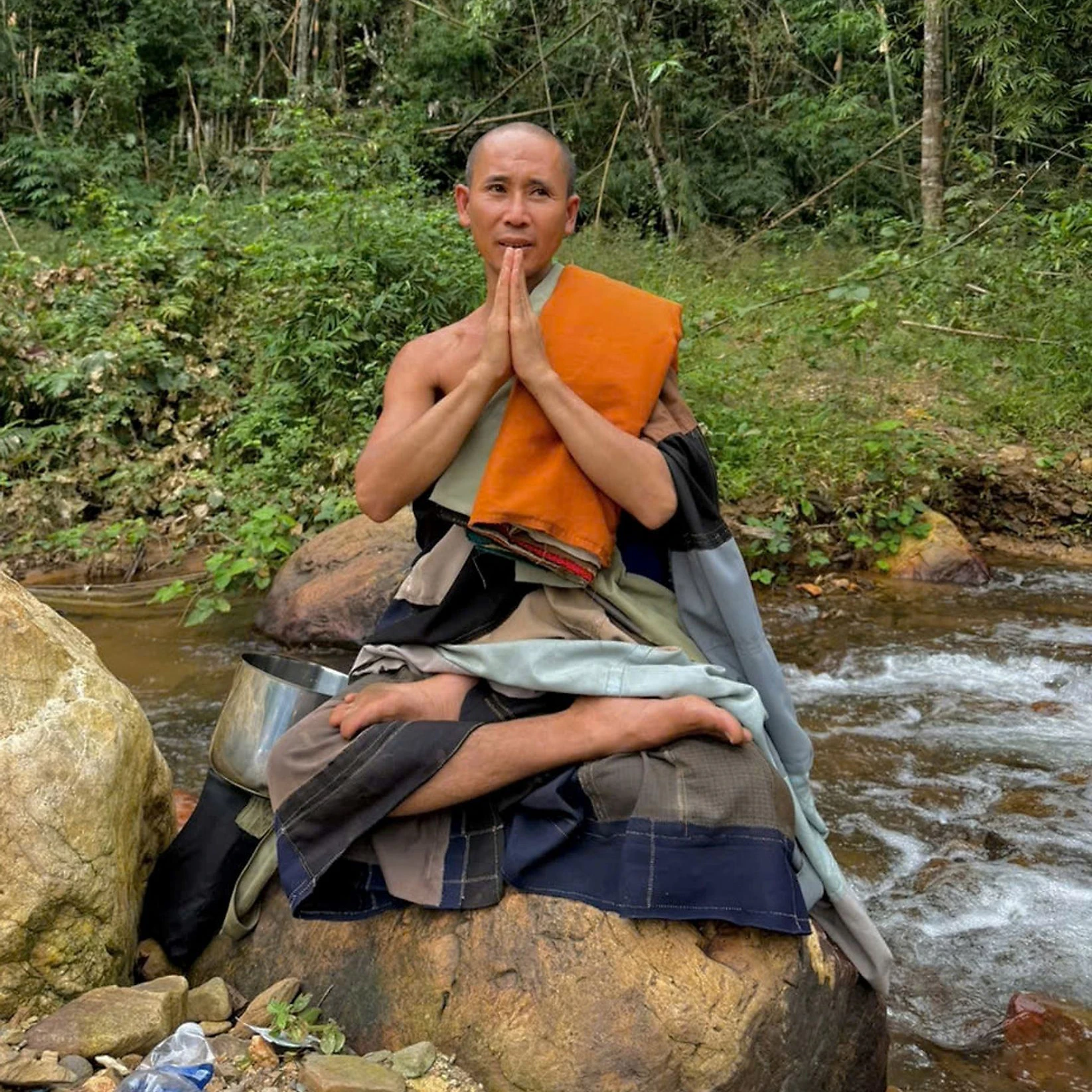Mönch Thich Minh Tue posiert für den Fotografen. Er trägt immer einen Reiskocher mit sich, in dem sammelt er auch die Almosen, von denen er lebt.