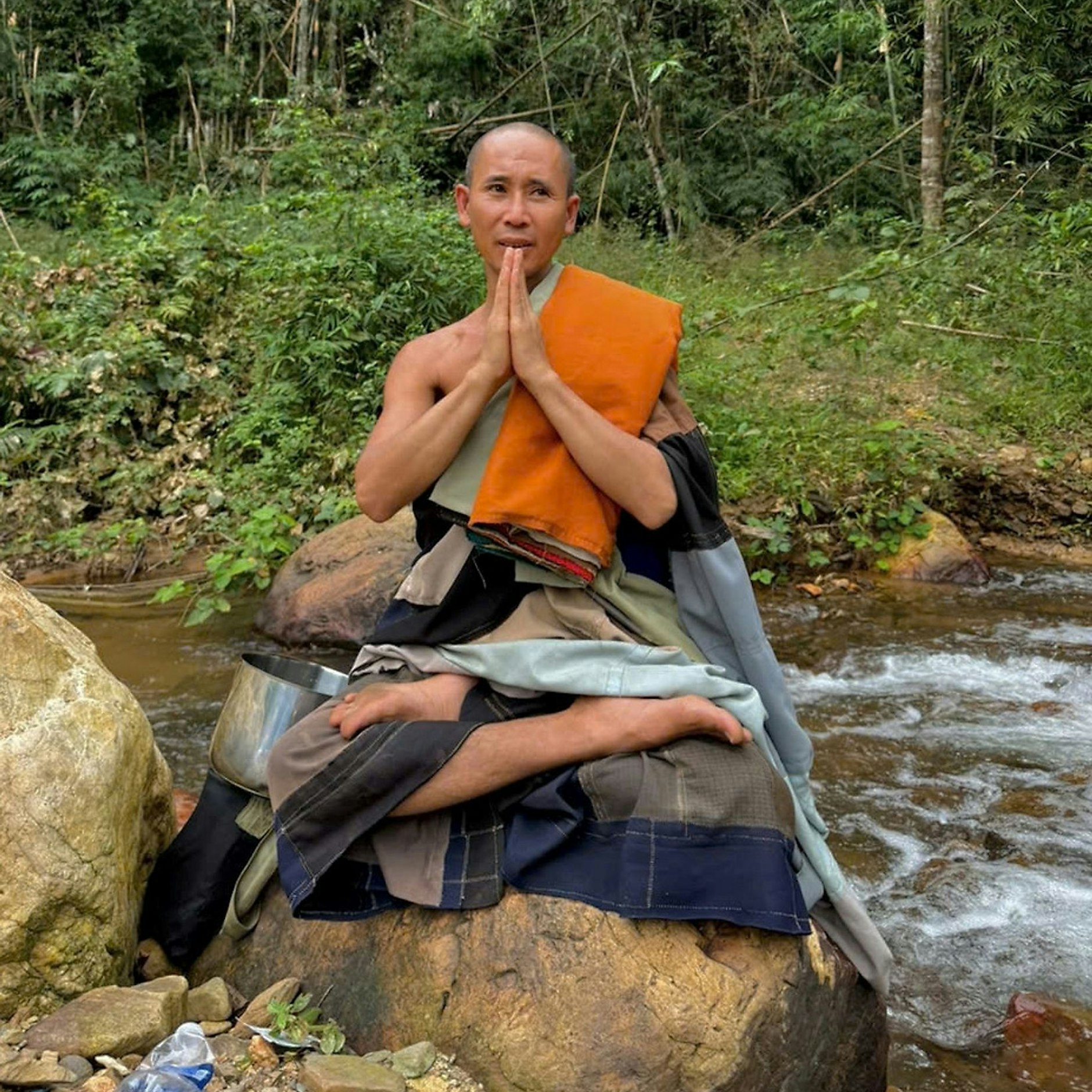 Mönch Thich Minh Tue posiert für den Fotografen. Er trägt immer einen Reiskocher mit sich, in dem sammelt er auch die Almosen, von denen er lebt.