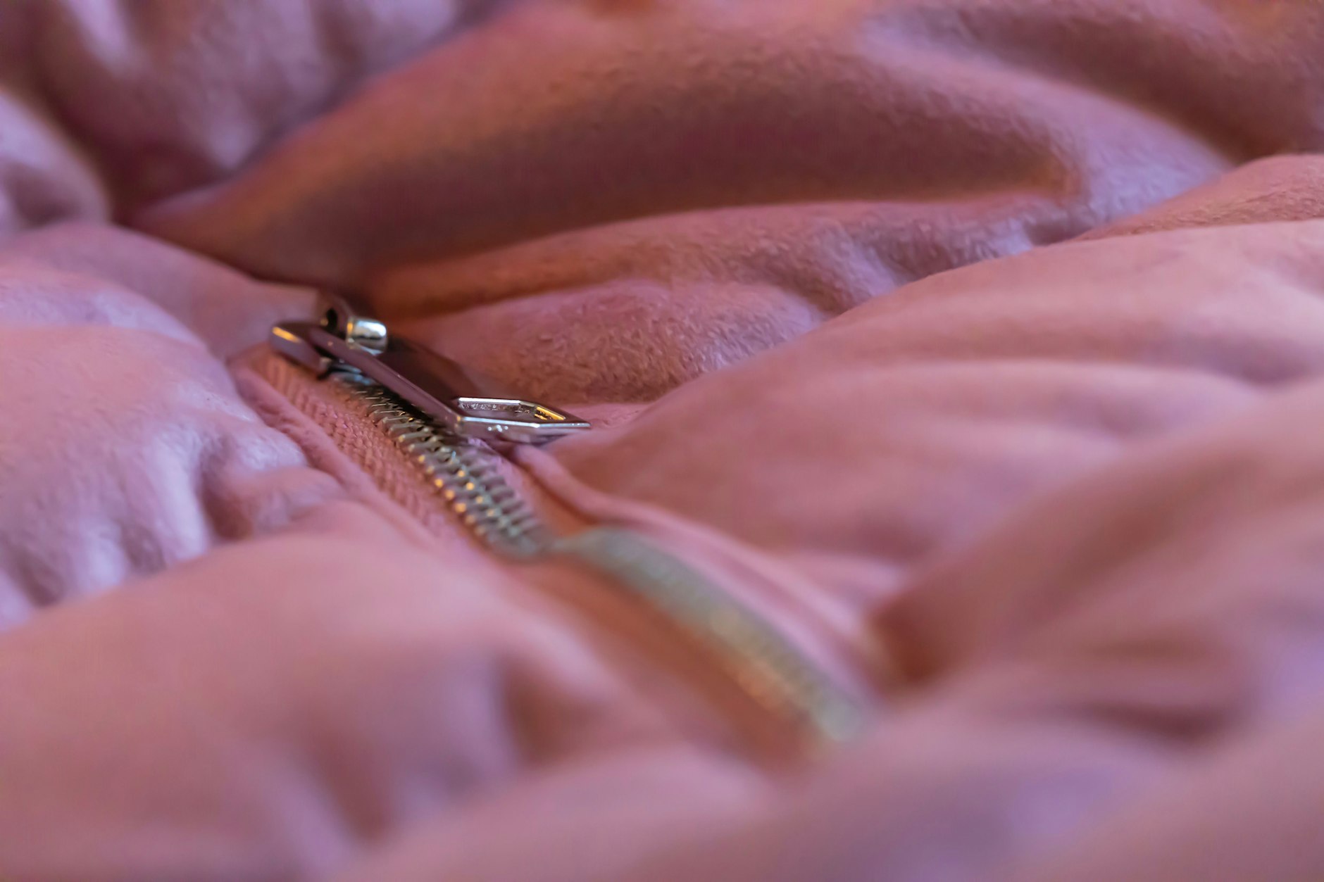 Wenn das Etikett das Waschen erlaubt, ist die Reinigung Ihrer Daunenjacke problemlos zu Hause möglich.