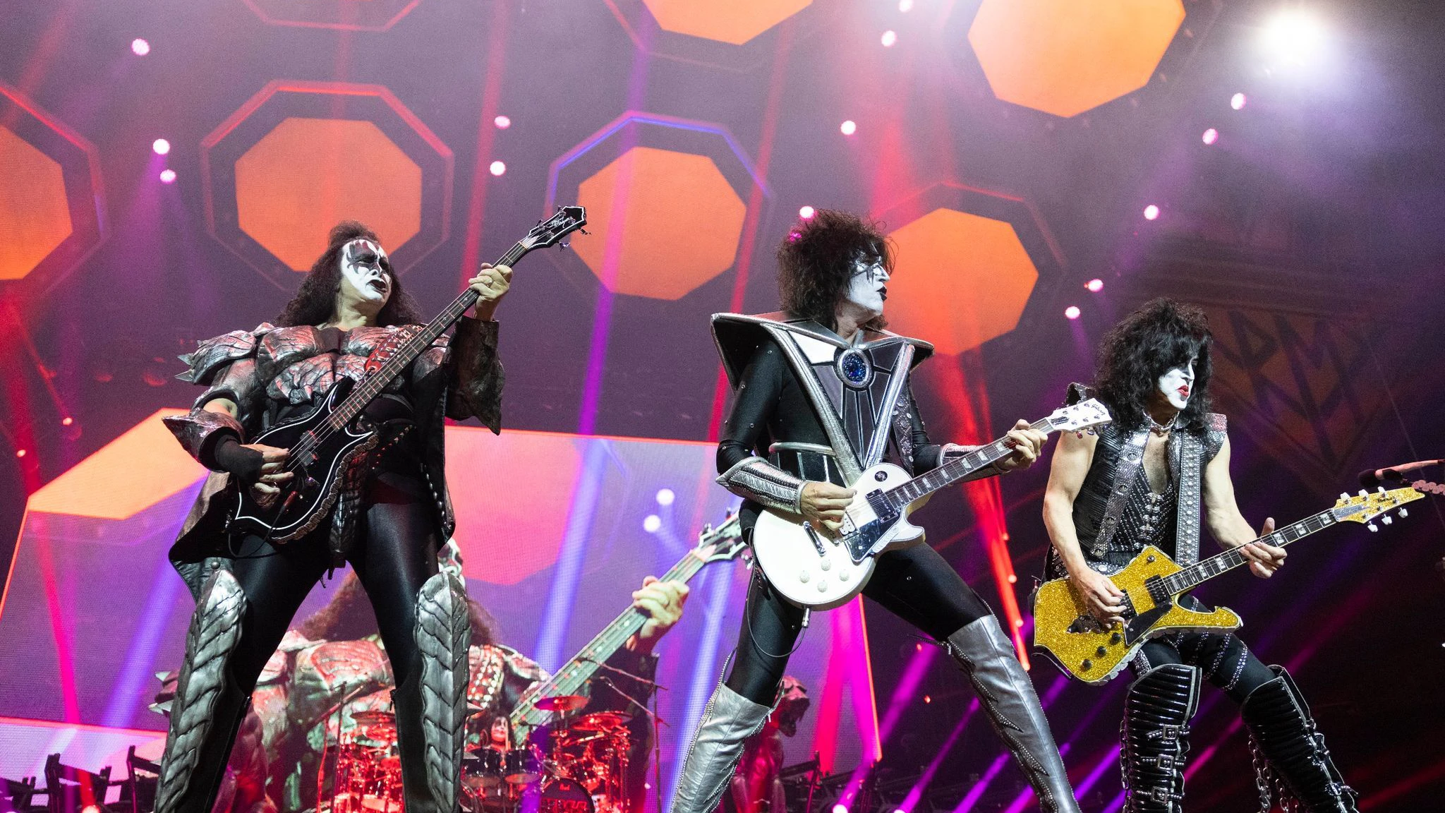 Kiss begeistern ihre Fans bei einem Auftritt in Köln.