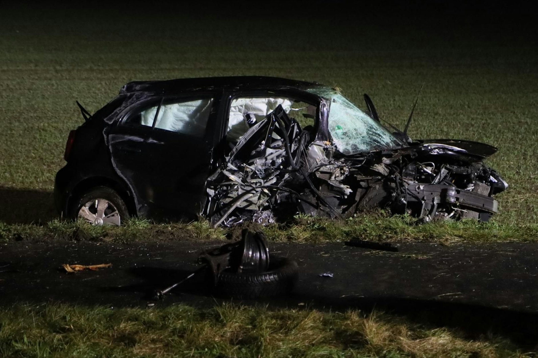 Völlig zerstört wurde ein VW Polo bei einem Unfall auf einer Landstraße bei Mittenwalde.