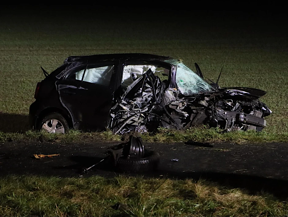 Völlig zerstört wurde ein VW Polo bei einem Unfall auf einer Landstraße bei Mittenwalde. 