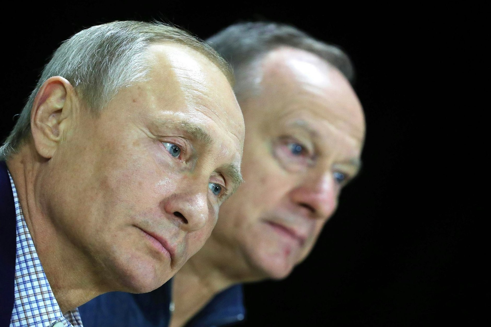 Wladimir Putin (l.), Präsident von Russland, und Nikolai Patruschew, damals Sekretär des Sicherheitsrates der Russischen Föderation, besuchen den Sport-Inn-Komplex.