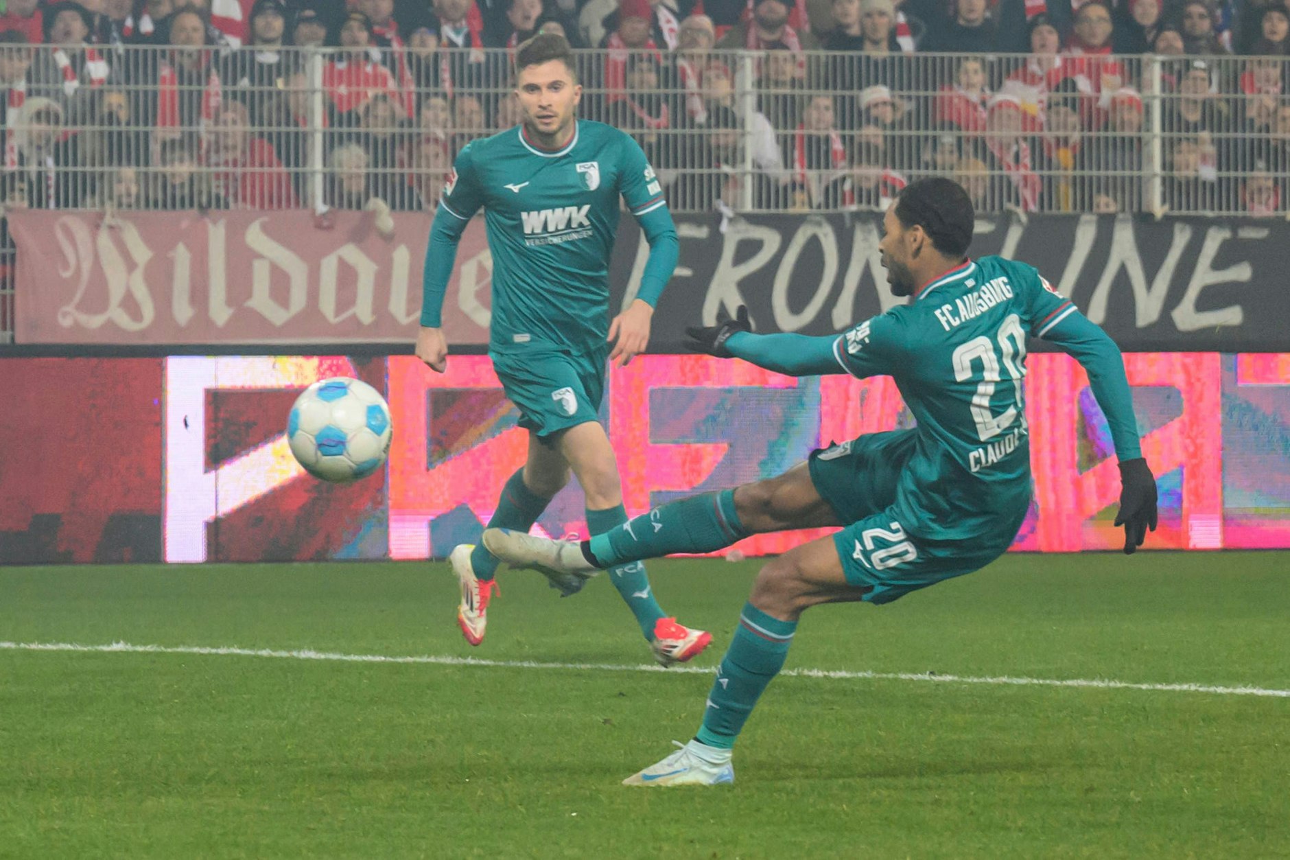 Augsburgs Alexis Claude-Maurice trifft gegen den 1. FC Union zum 0:1 (8.). 22 Minuten später trifft der Stürmer erneut.