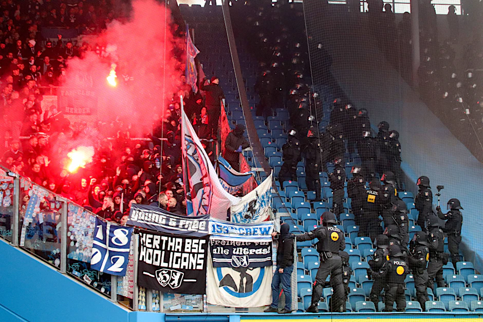 Polizeieinsatz auf der Tribüne bei Hertha gegen Rostock.