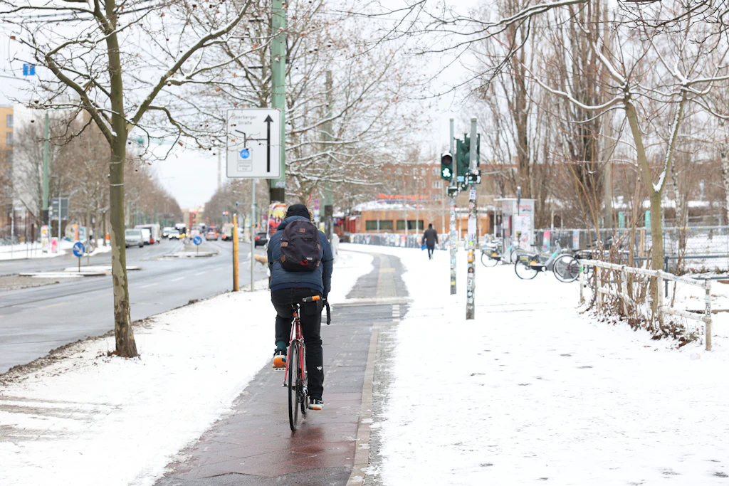 Straße vereist? Radfahrer stirbt nach Sturz in Pankow