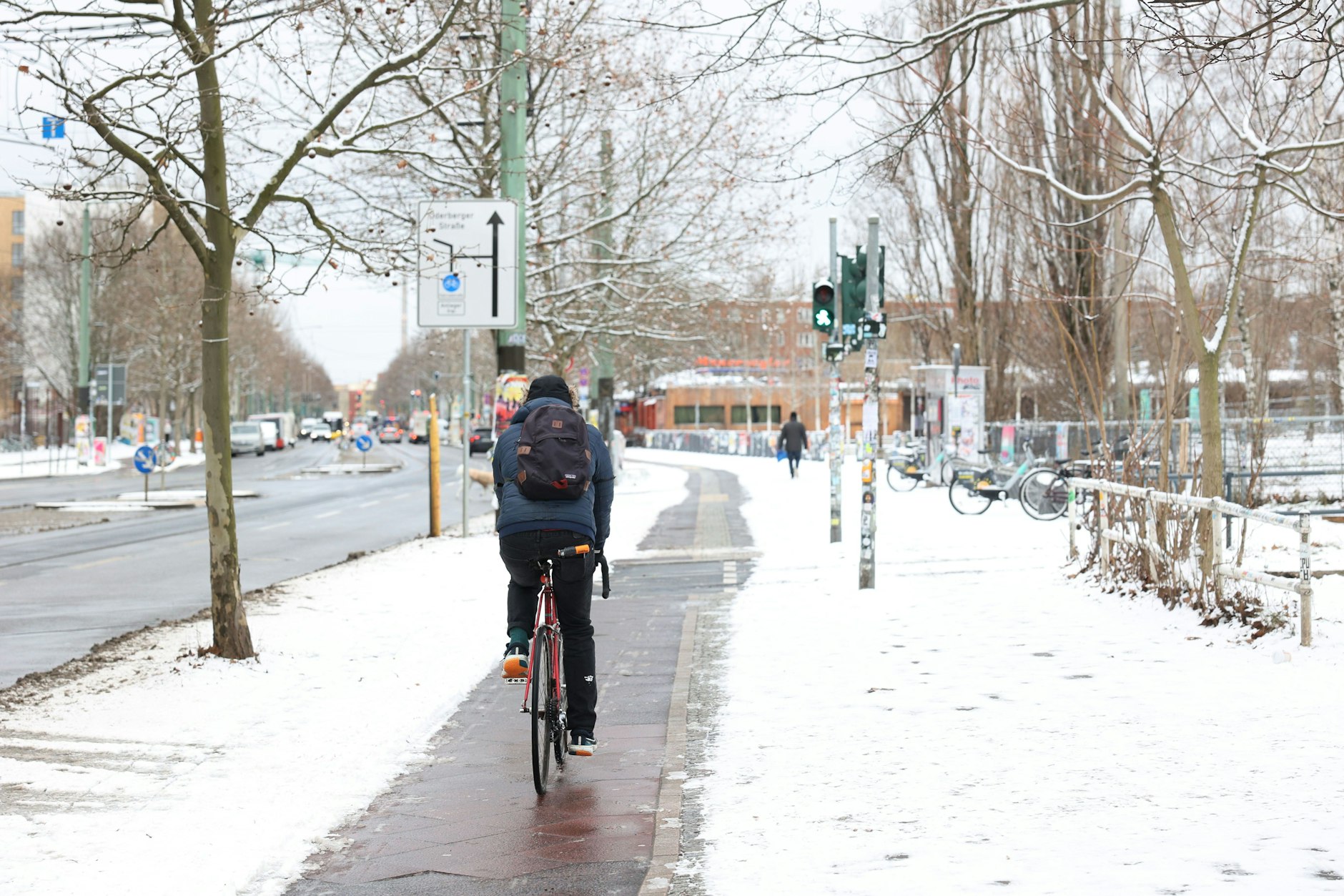 Der Winter hatte in den letzten Tagen die Stadt im Griff, hier ist der Radweg ist von Schnee befreit, der Gehweg nicht. In Pankow könnte nun ein schlecht geräumter Radweg fatale Folgen gehabt haben.