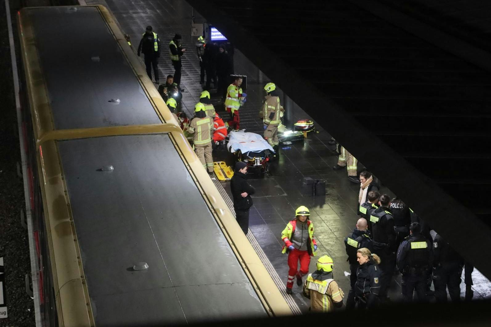 Am S-Bahnhof Warschauer Straße geriet eine Person zwischen Bahngleis und fahrenden Zug.