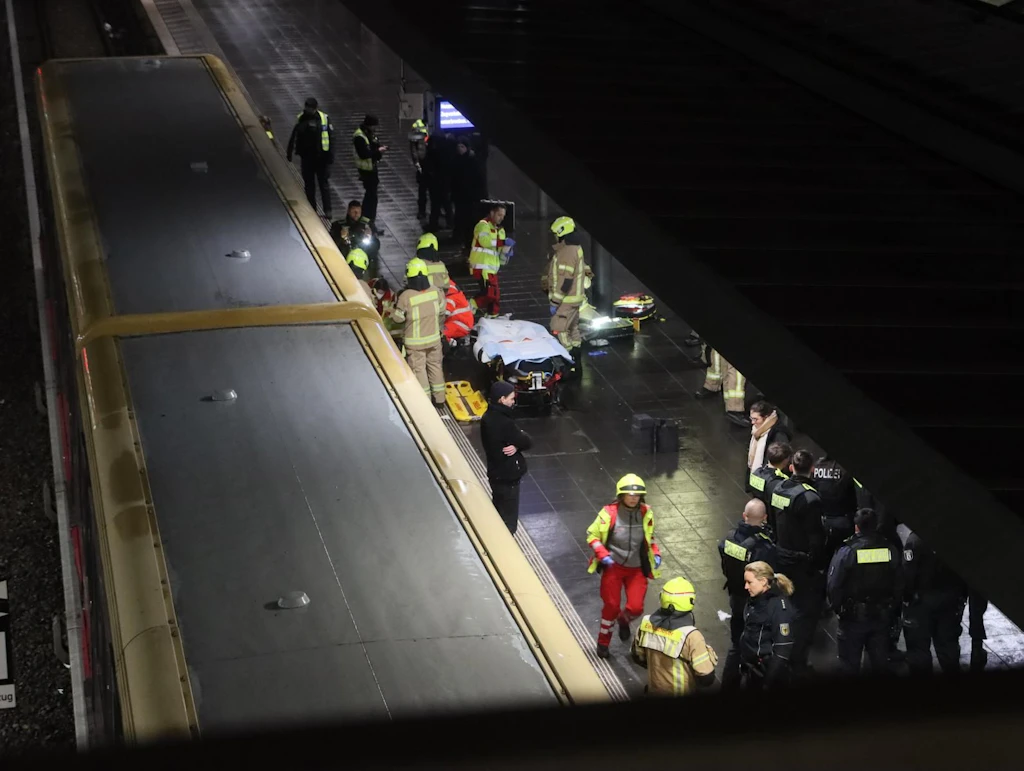 Horror-Unfall an Warschauer Straße: Flaschensammler von S-Bahn erfasst