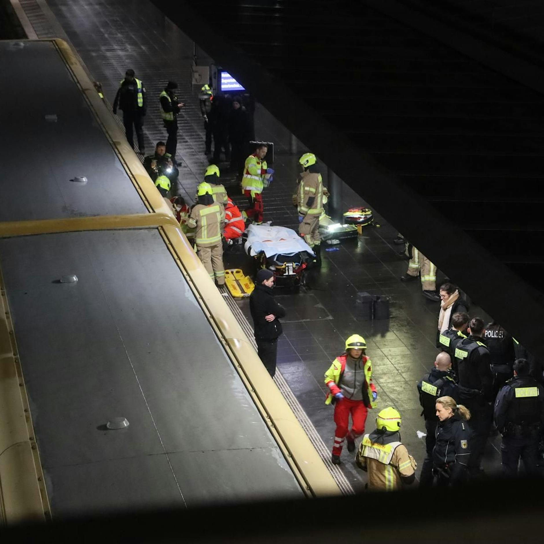 Horror-Unfall an Warschauer Straße: Flaschensammler von S-Bahn erfasst
