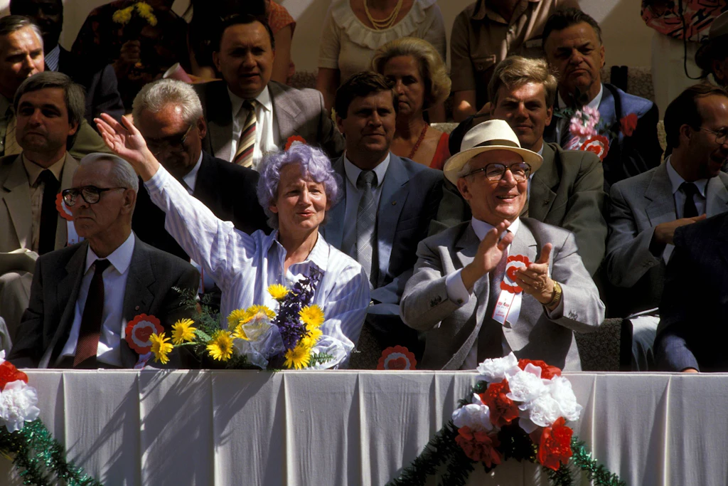 Beste Witze aus der DDR: Erich Honecker muss zu einem wichtigen Termin ...