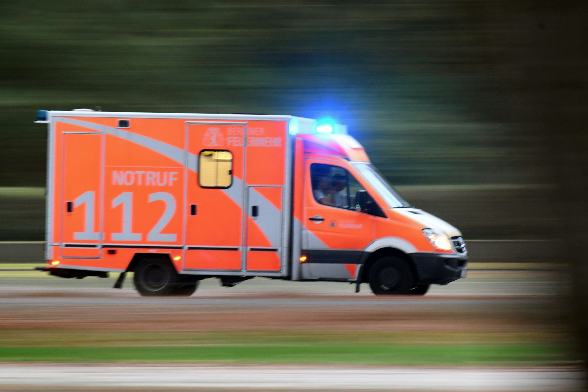 Ein Rettungswagen auf dem Weg zum Einsatz