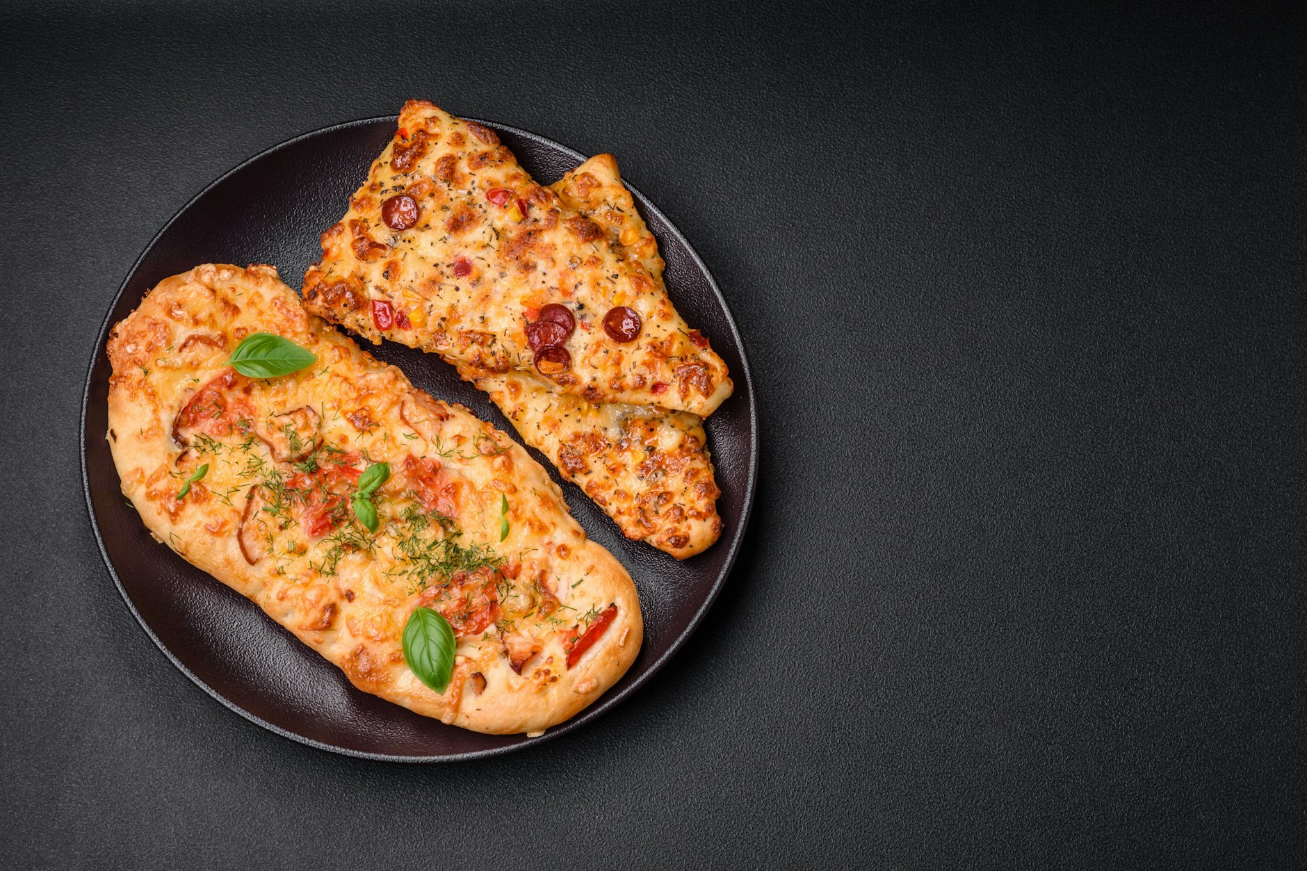 Das Rezept für Pizza aus der Heißluftfritteuse ist schnell umgesetzt und super lecker.